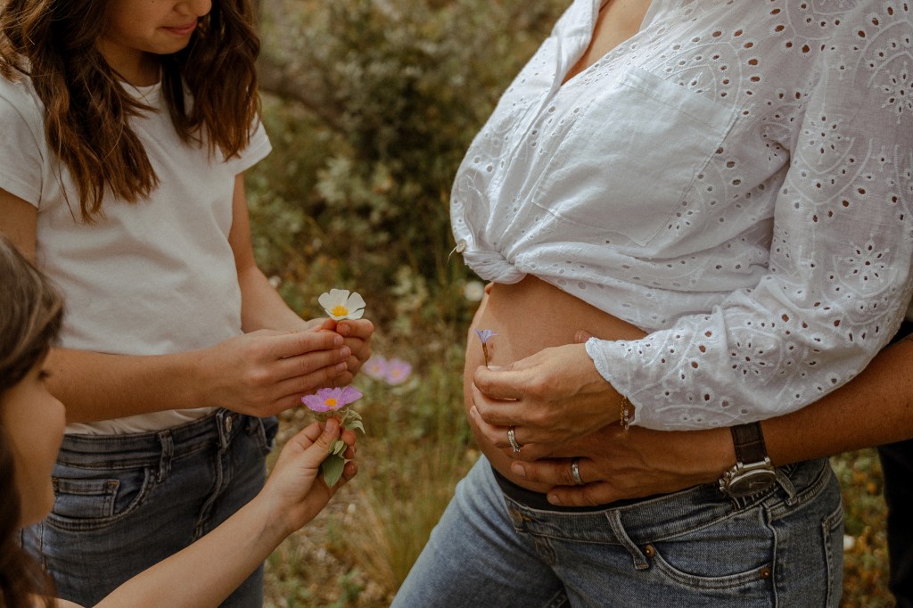 Photographe de grossesse et maternité à Marseille et Aix-en-Provence, ventre femme enceinte