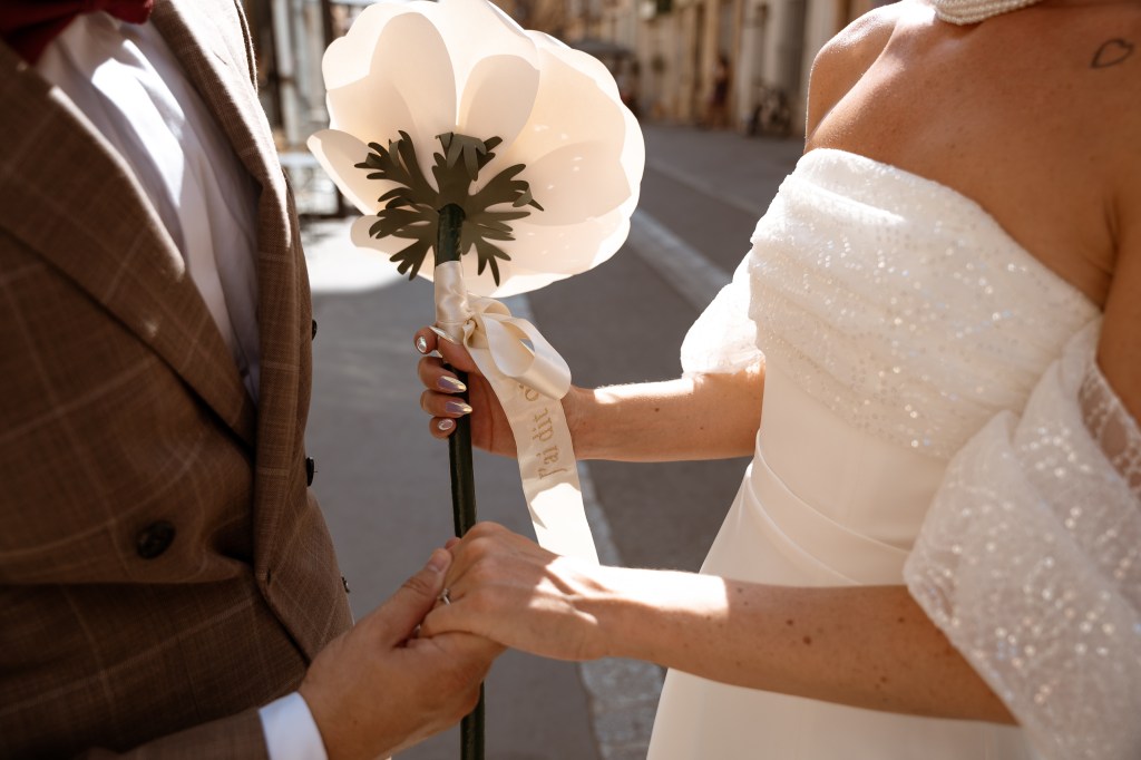 Photographe de mariage dans les bouches du rhone au style reportage et editorial, mariés se tenant la main, bouquet original Les Petits Papiers de Claire