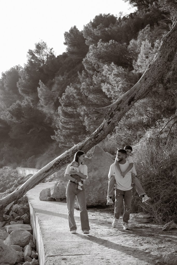 Photographe de famille et maternité à Marseille et Aix-en-Provence, famille jouant au bord de la mer à Cassis