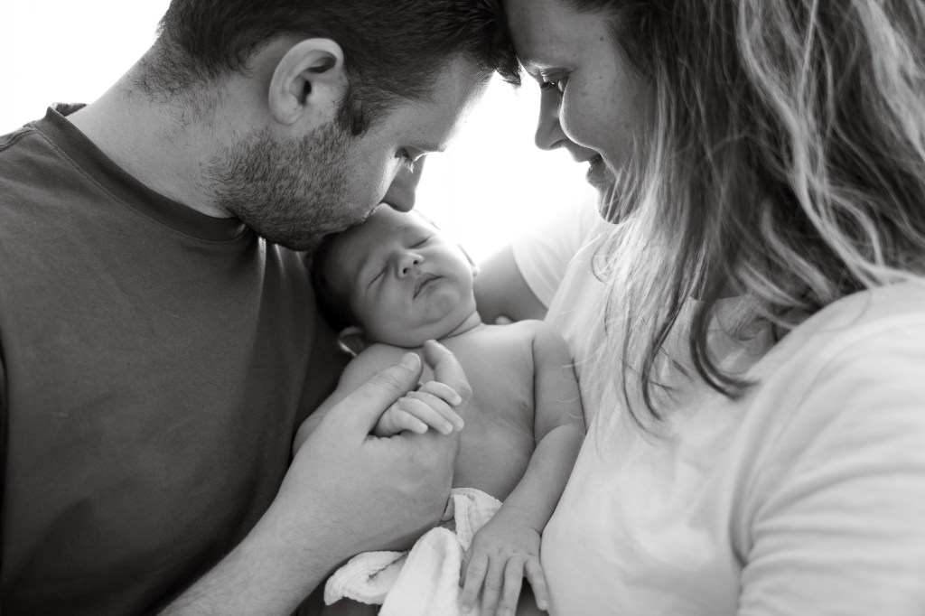 Photographe maternité et famille à Marseille et Aix-en-Provence, papa maman et bébé