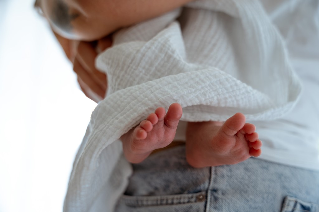 Photographe de famille et maternité à Marseille et Aix-en-Provence, pieds de bébé