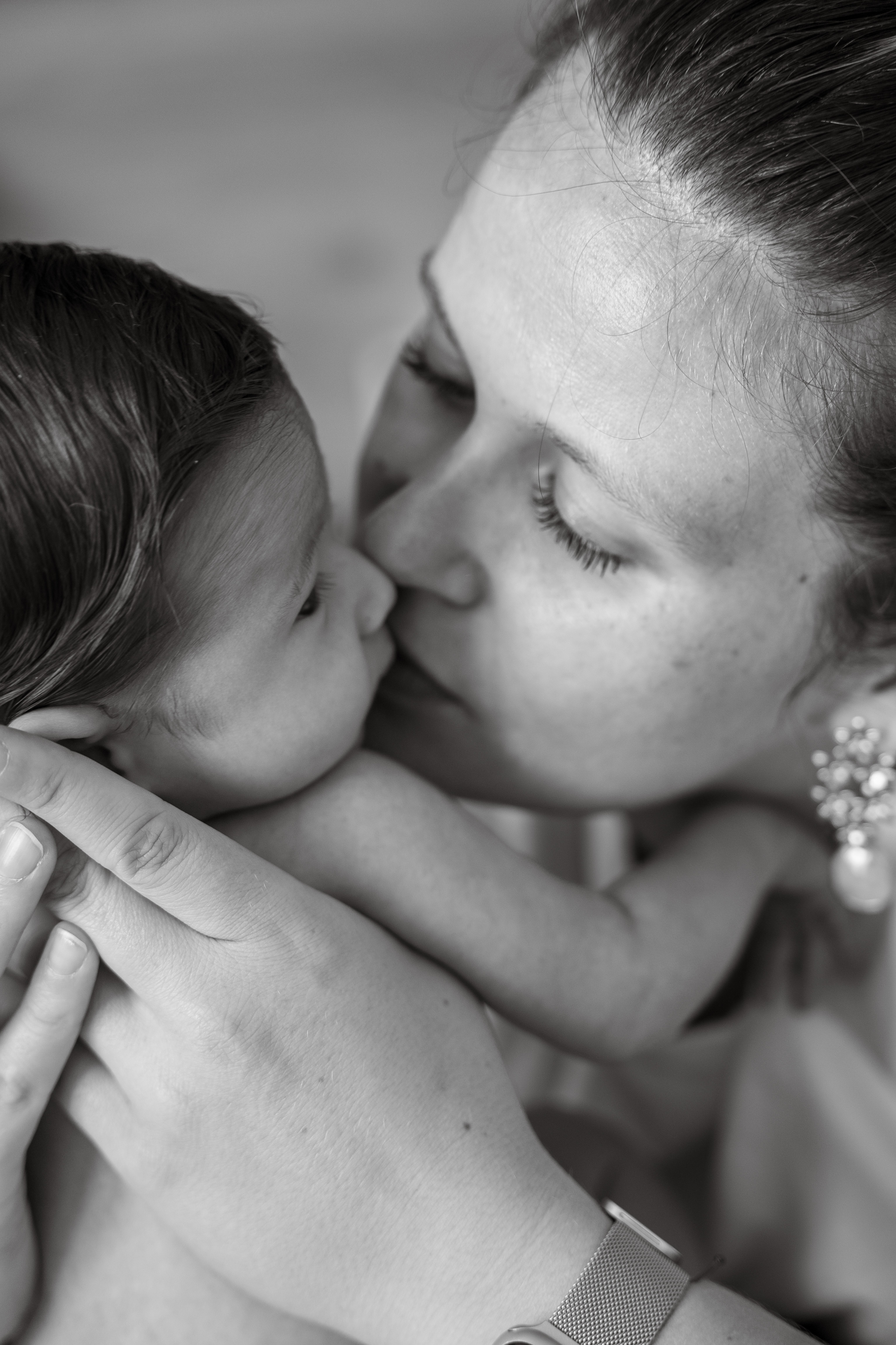 Jeune maman tenant dans ses bras son nouveau né