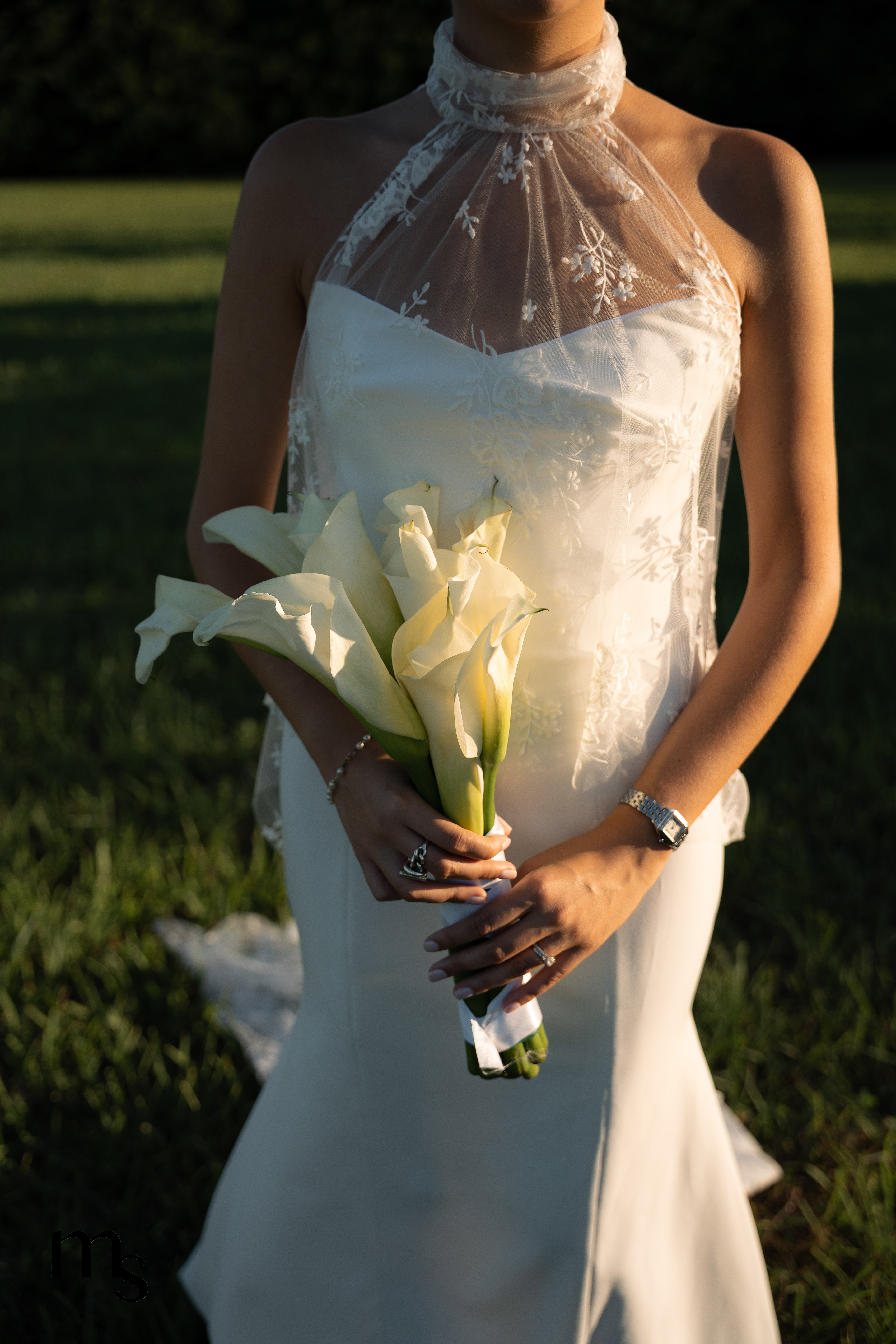 bouquet de mariée chic et moderne et robe pronovias