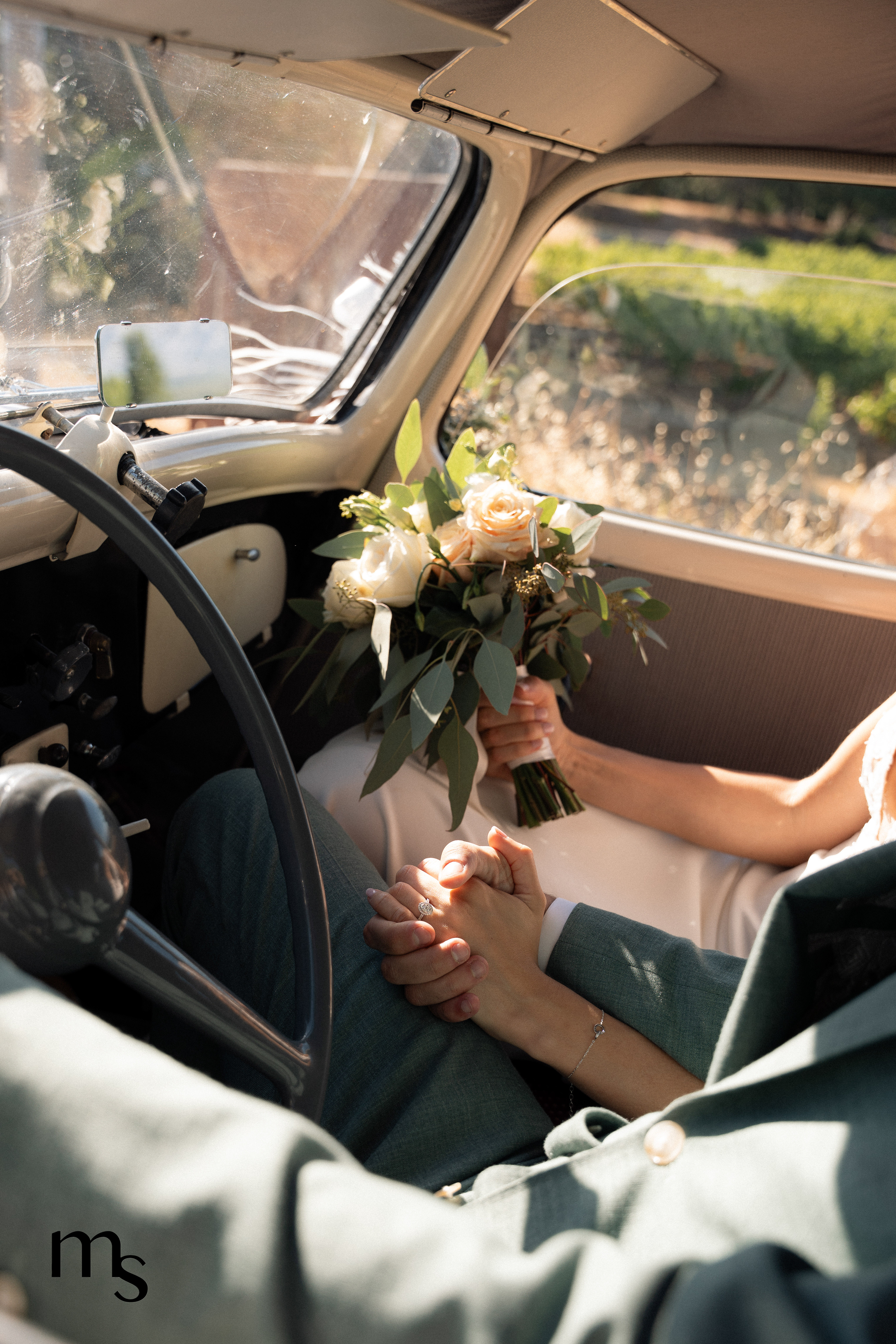 mariés se donnant la main dans une voiture de collection près d'Aix-en-Provence