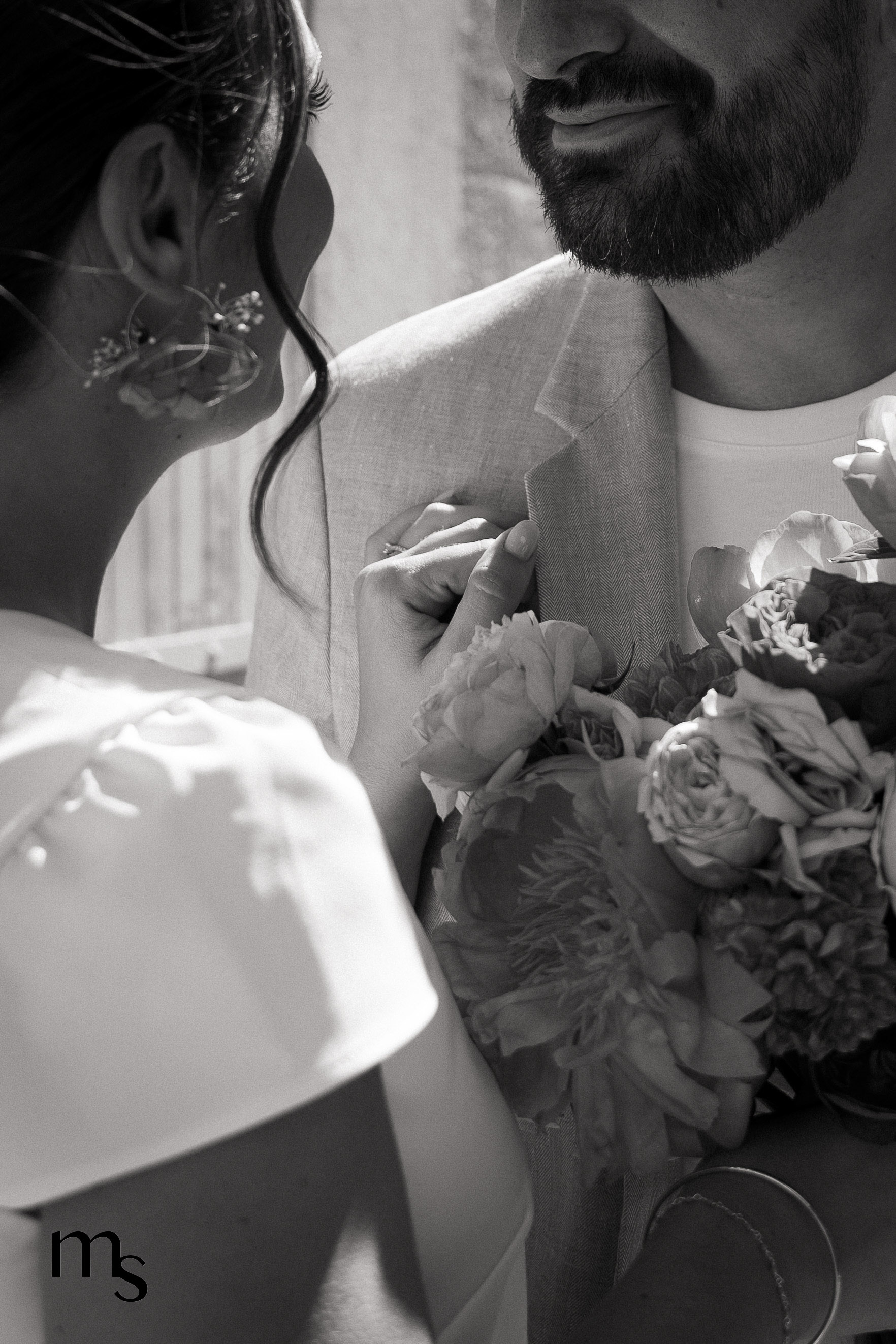 mariés s'enlaçant dans les rues d'Aix-en-Provence après leur mariage civil, détails des fleurs