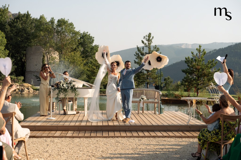 mariés heureux lors de leur cérémonie laïque au bord du lac au Mas des Cinq Fontaines à Sisteron
