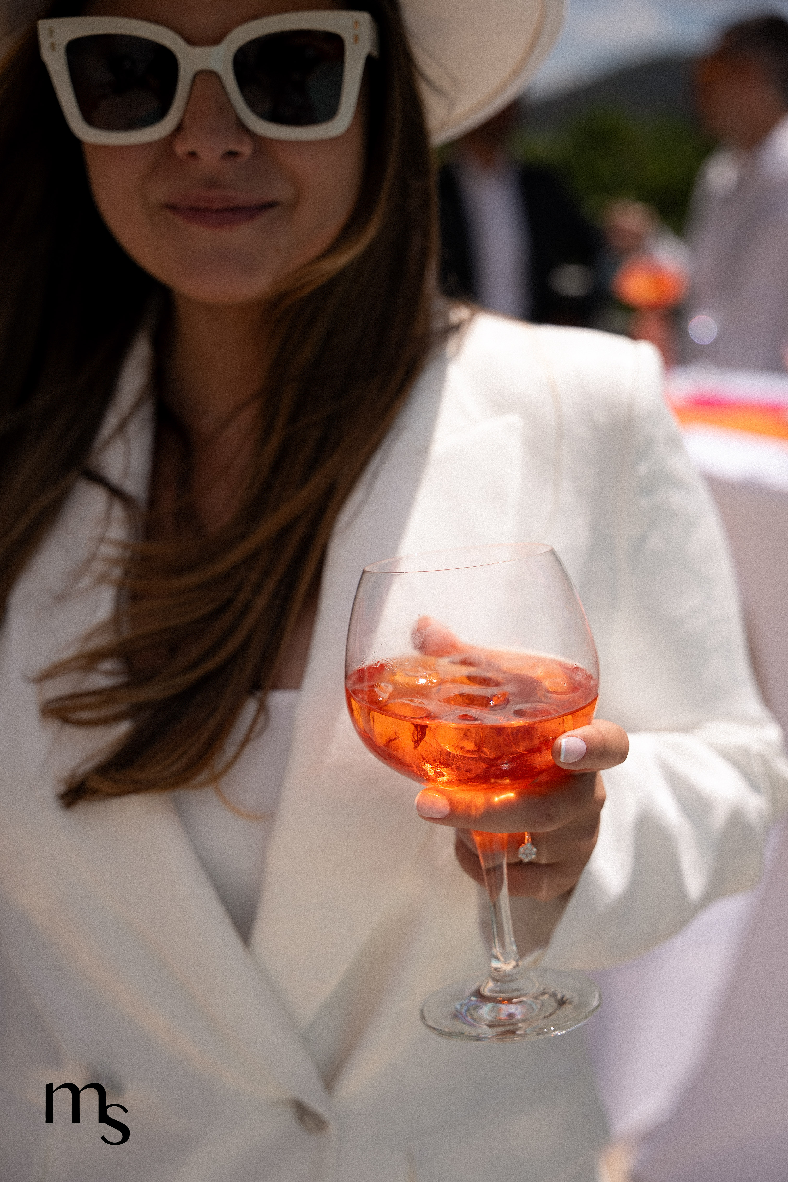 mariée dégustant un Spritz, par Marrou Traiteur, à Cassis