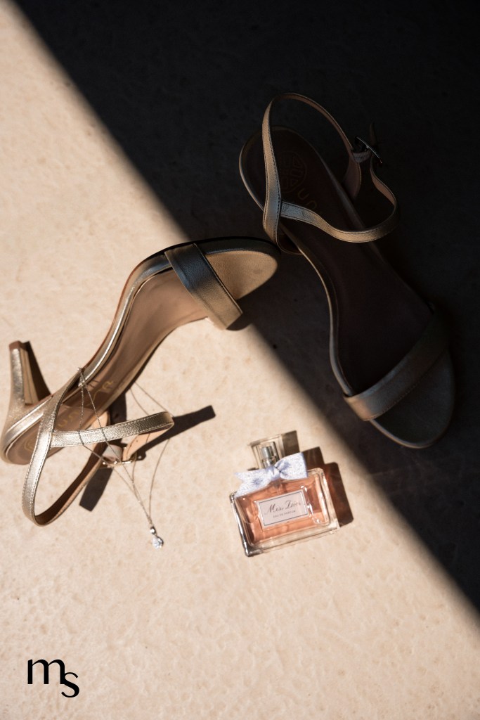 chaussures et parfum de la mariée, jeux de lumière et d'ombre, à Eguilles