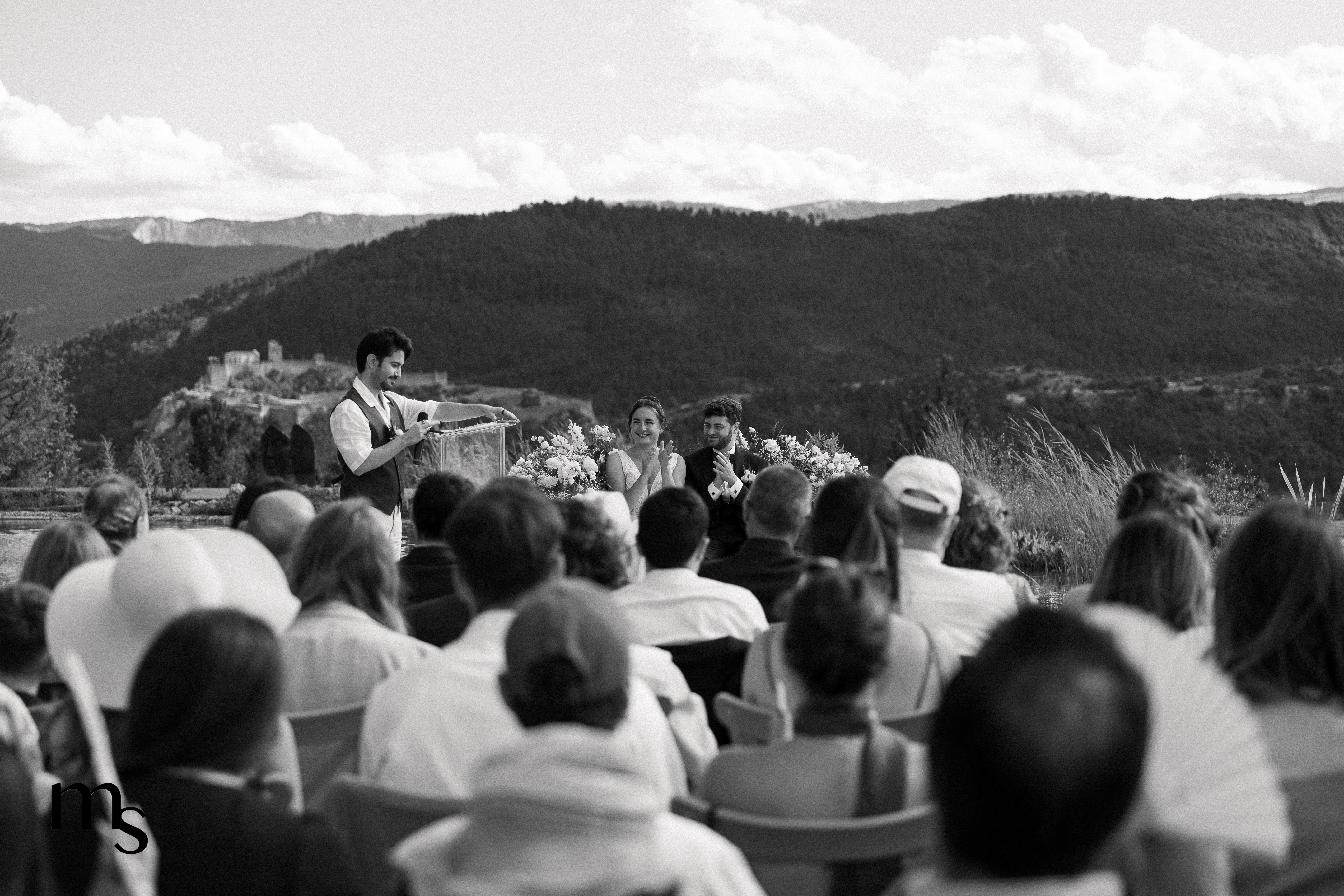 discours d'un proche lors d'une cérémonie laïque au bord du lac au Mas des Cinq Fontaines en Provence