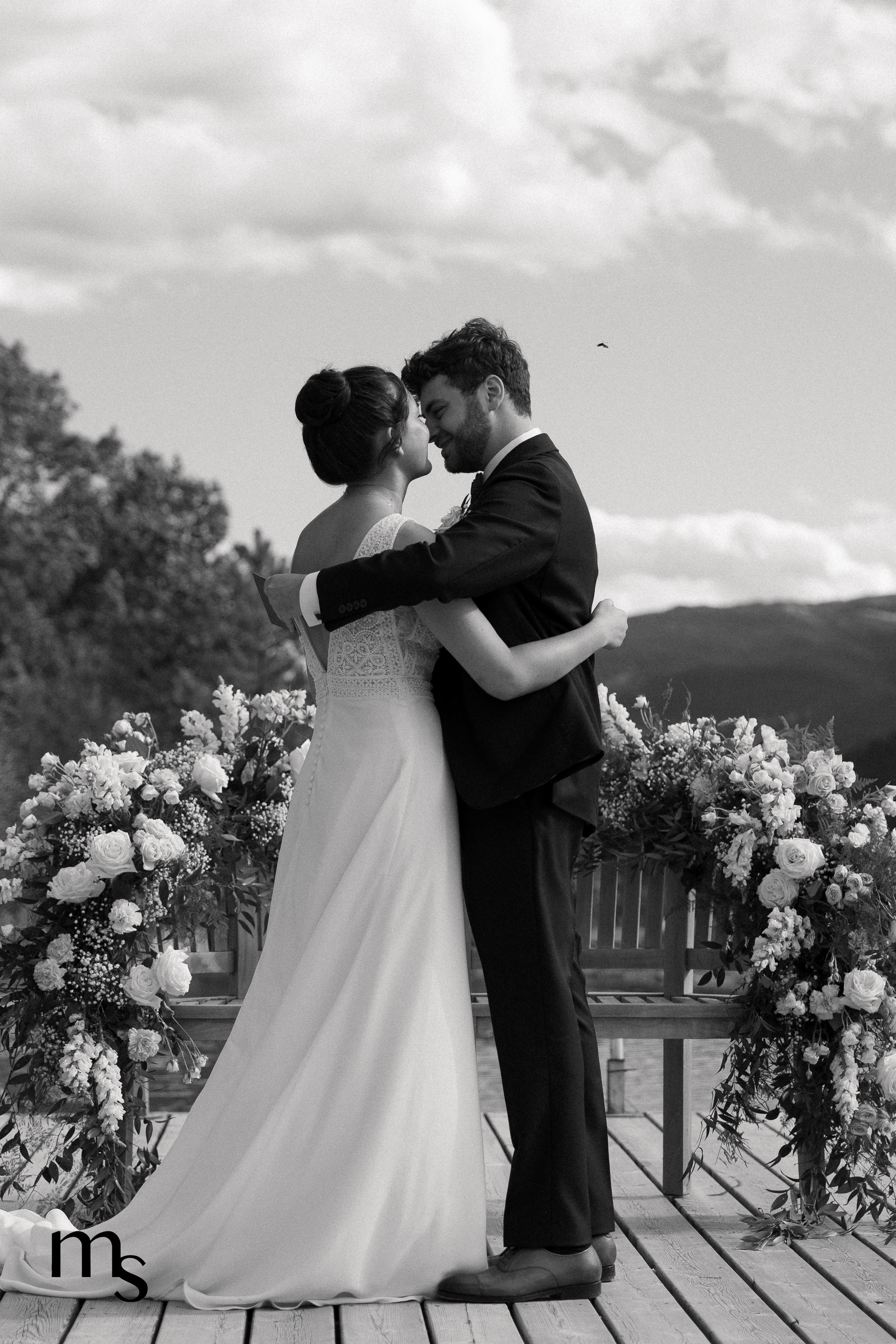 mariée s'enlaçant lors de leur cérémonie laïque au bord du lac au Mas des Cinq Fontaines en Provence