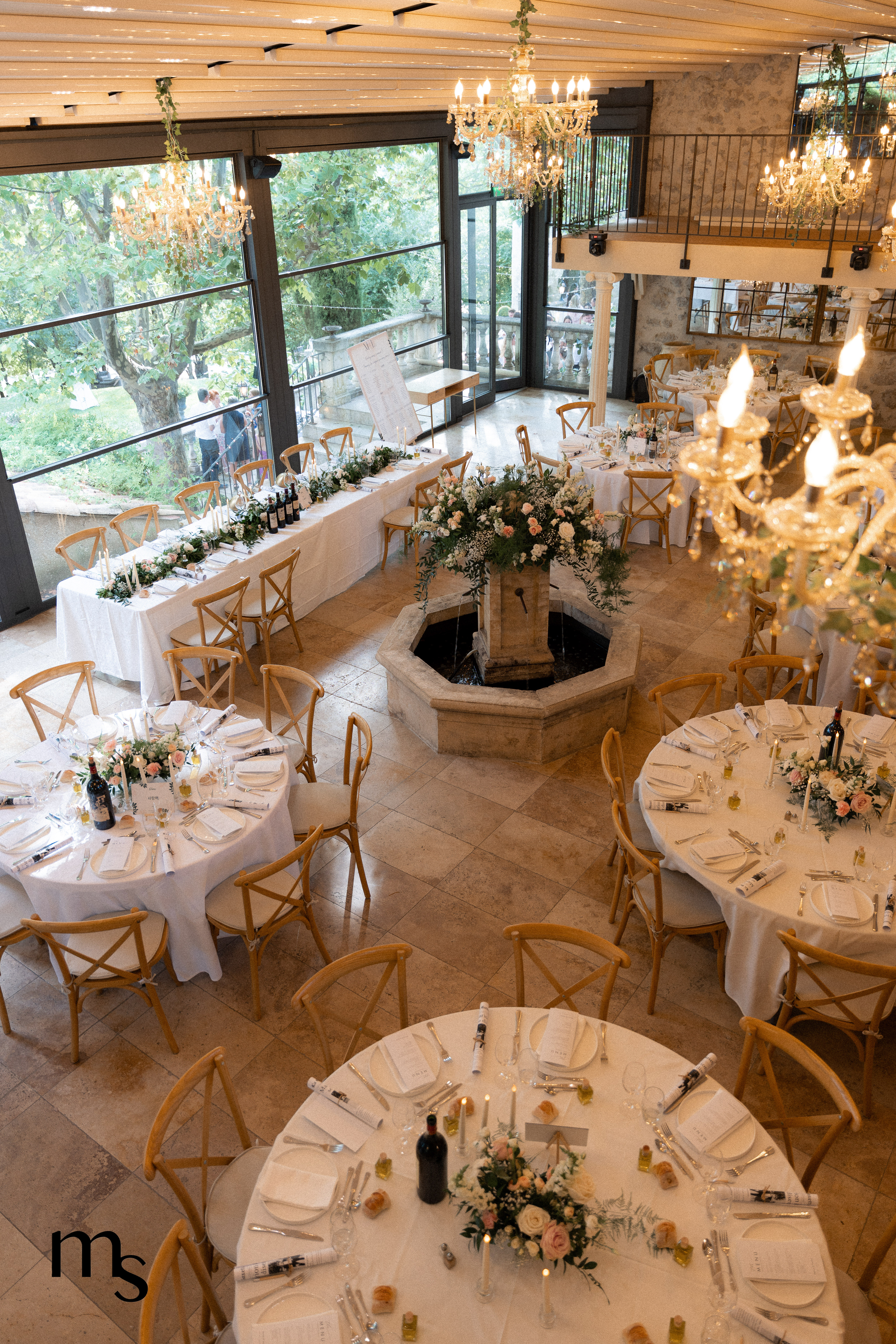 salle de mariage décorée du Mas des Cinq Fontaines à Sisteron
