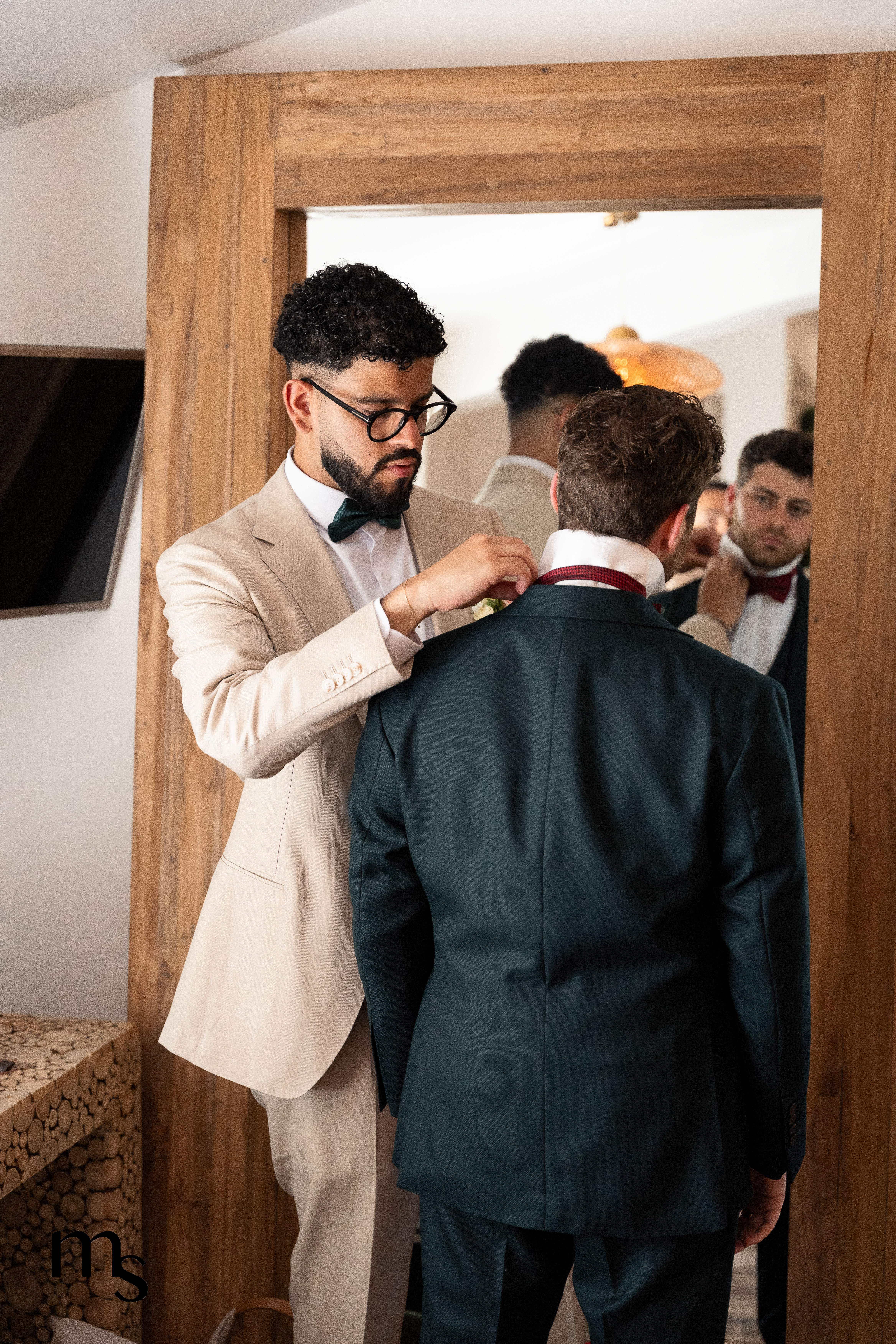 marié et ses proches entrain de lui mettre son noeud papillon, au mas des cinq fontaines, à sisteron