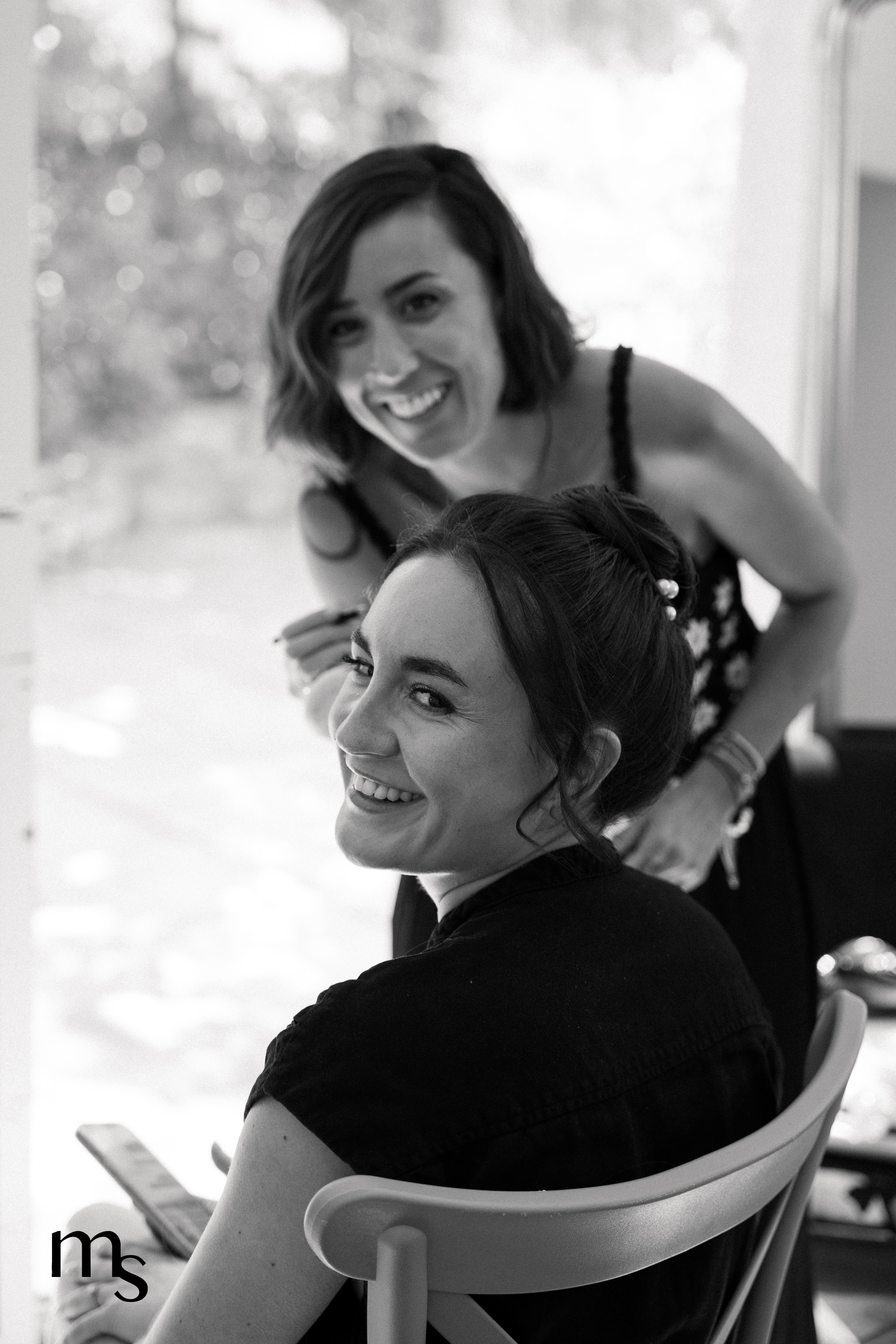 mariée entrain de se faire maquiller dans un domaine de mariage en Provence