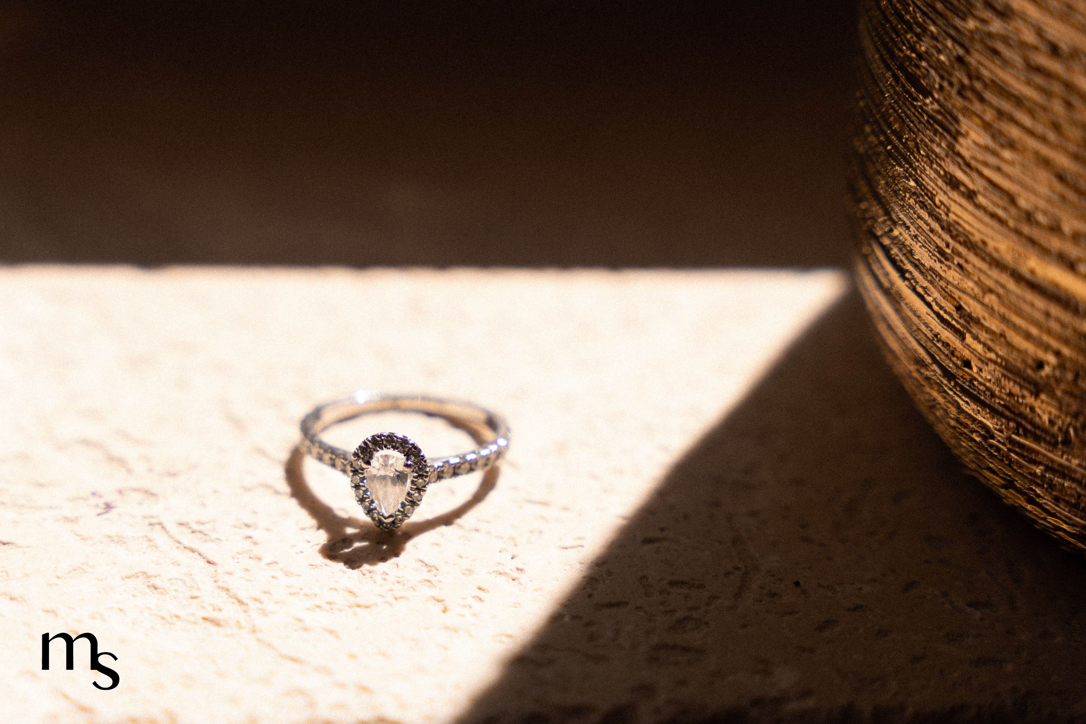bague de fiançailles près d'un vase dans un domaine en Provence
