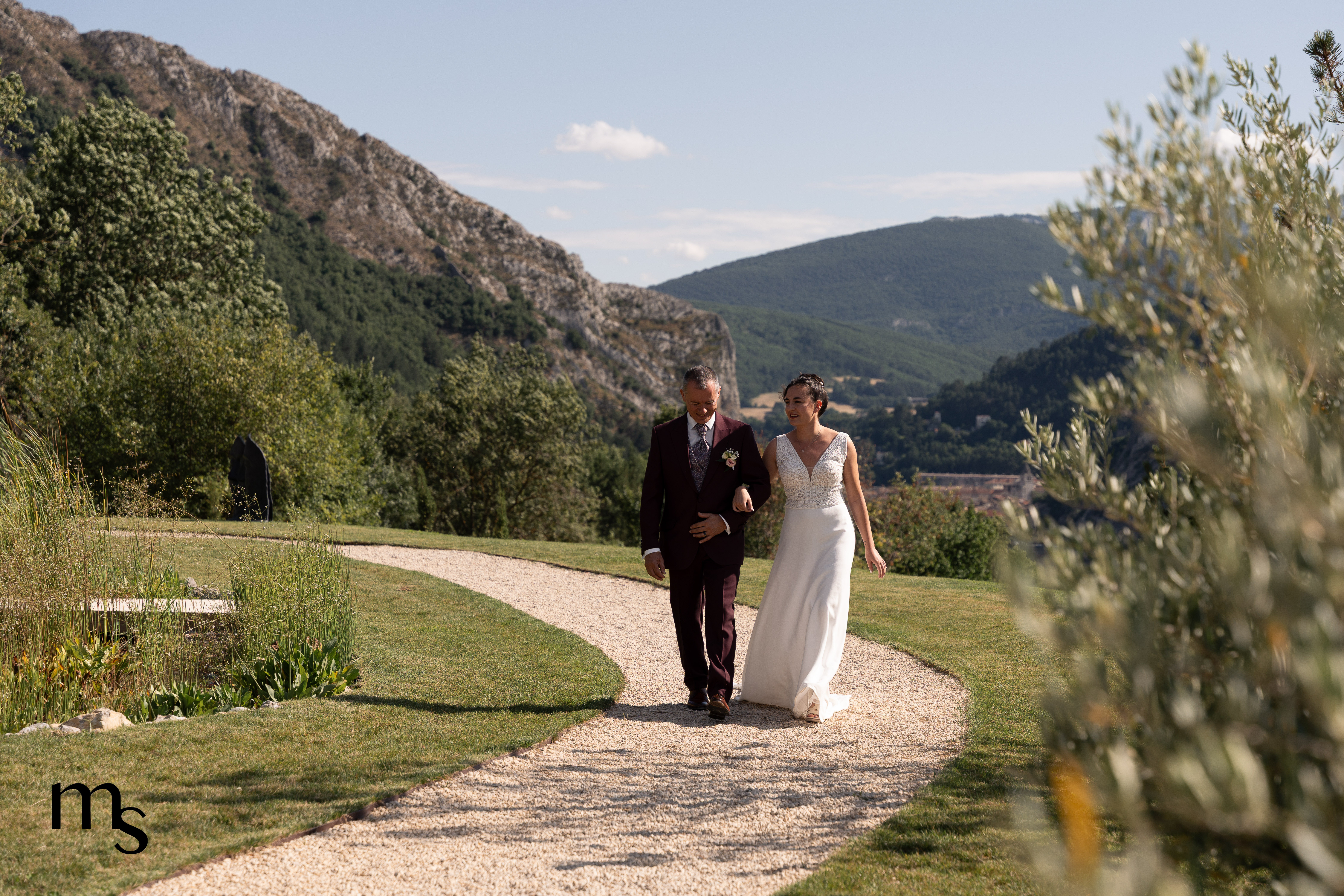 arrivée de la mariée au bras de son père au Mas des Cinq Fontaines