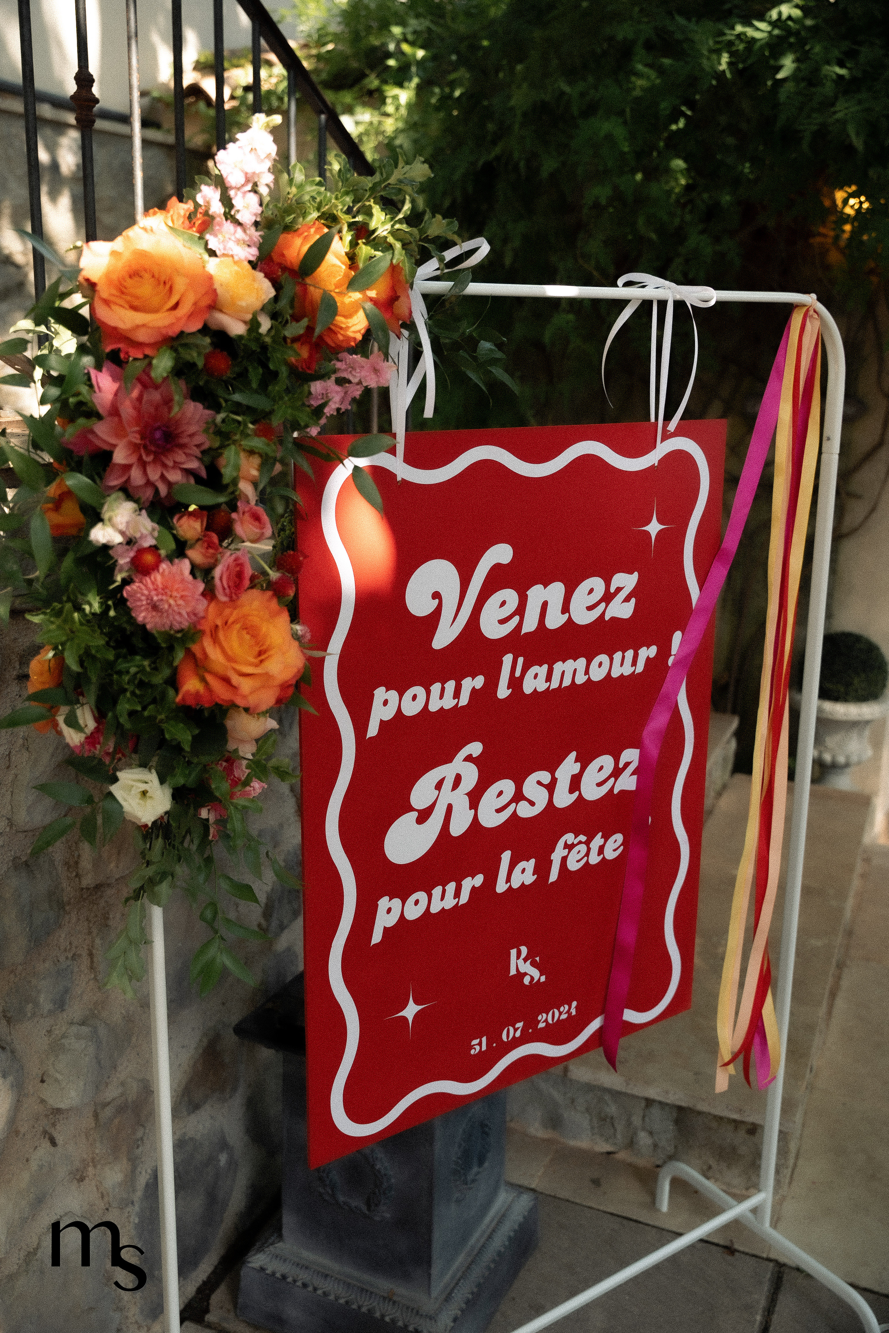 panneau de bienvenue "venez pour l'amour, restez pour la fête"