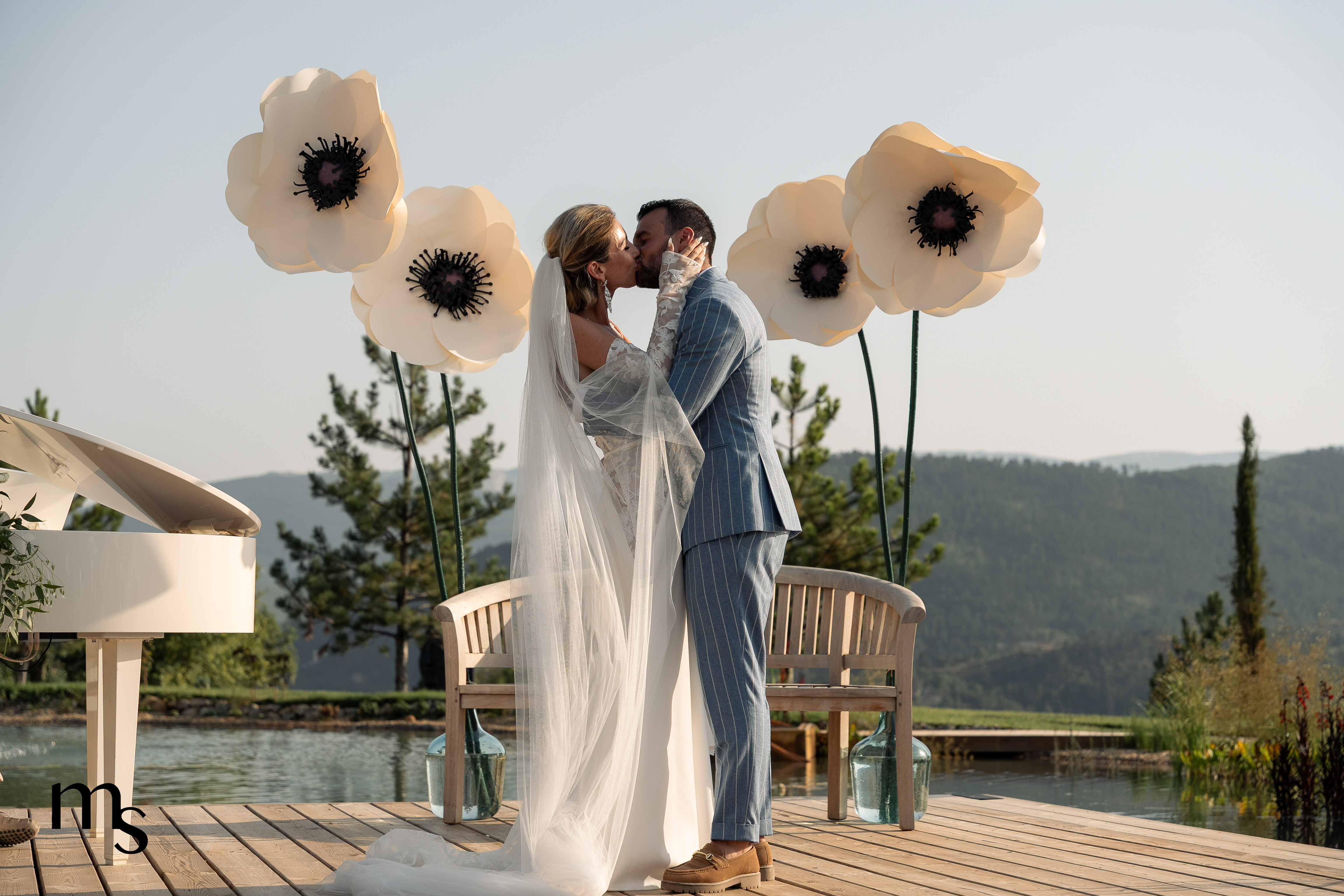 mariés s'embrassant à la fin de leur cérémonie laïque au bord du lac au Mas des Cinq Fontaines à Sisteron
