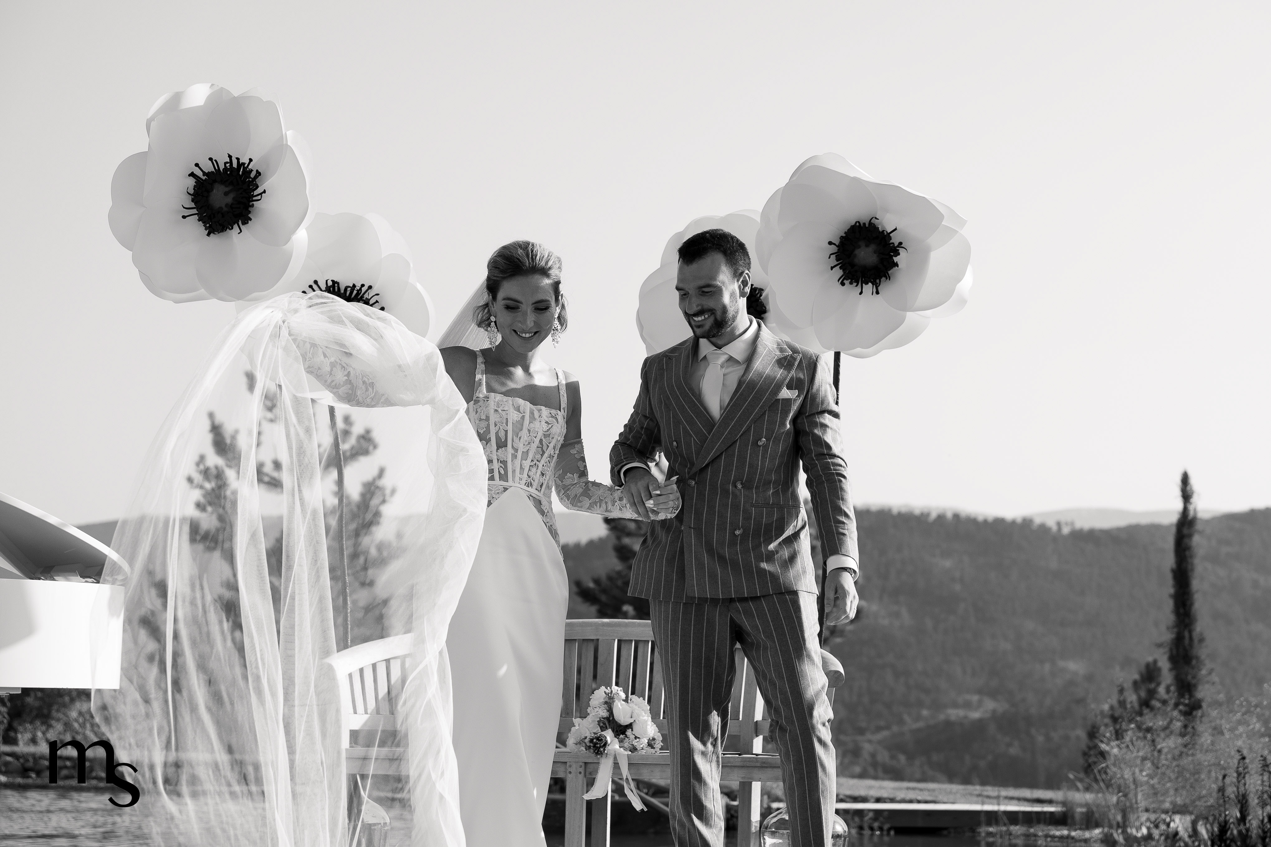 mariés heureux lors de leur cérémonie laïque au bord du lac au Mas des Cinq Fontaines à Sisteron