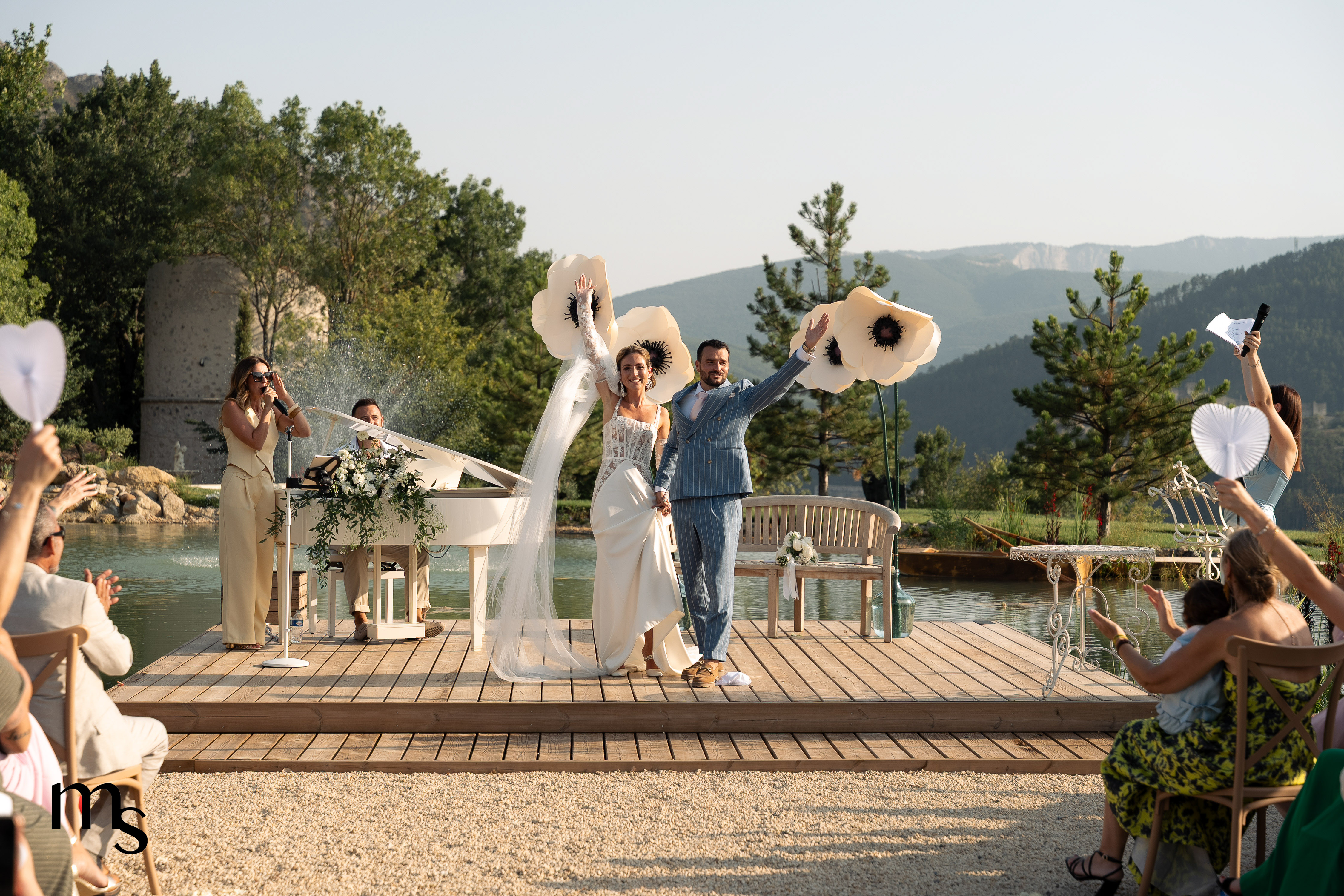 mariés heureux lors de leur cérémonie laïque au bord du lac au Mas des Cinq Fontaines à Sisteron