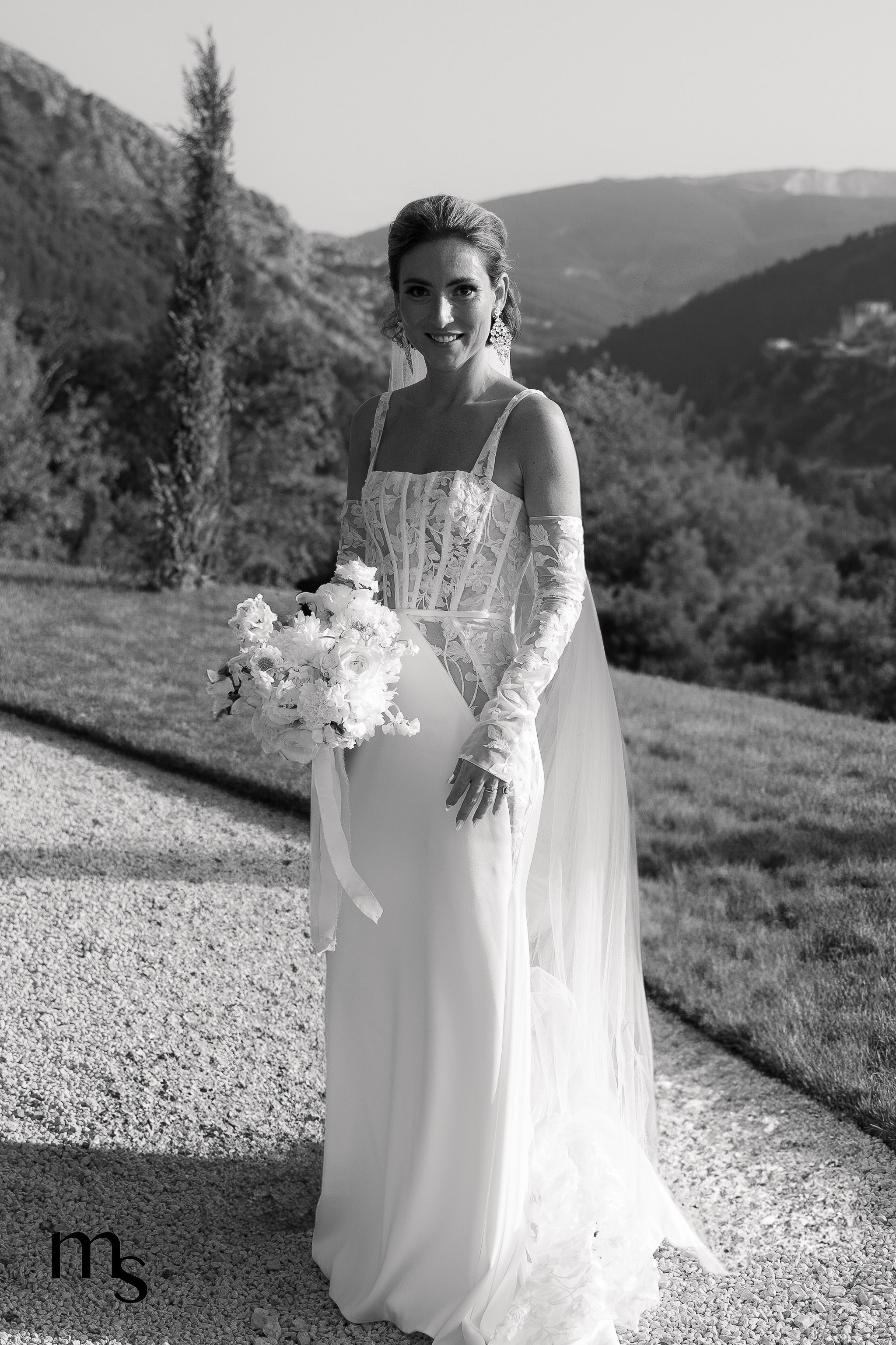 mariée avec son bouquet, dans un domaine en Provence, avec son bouquet