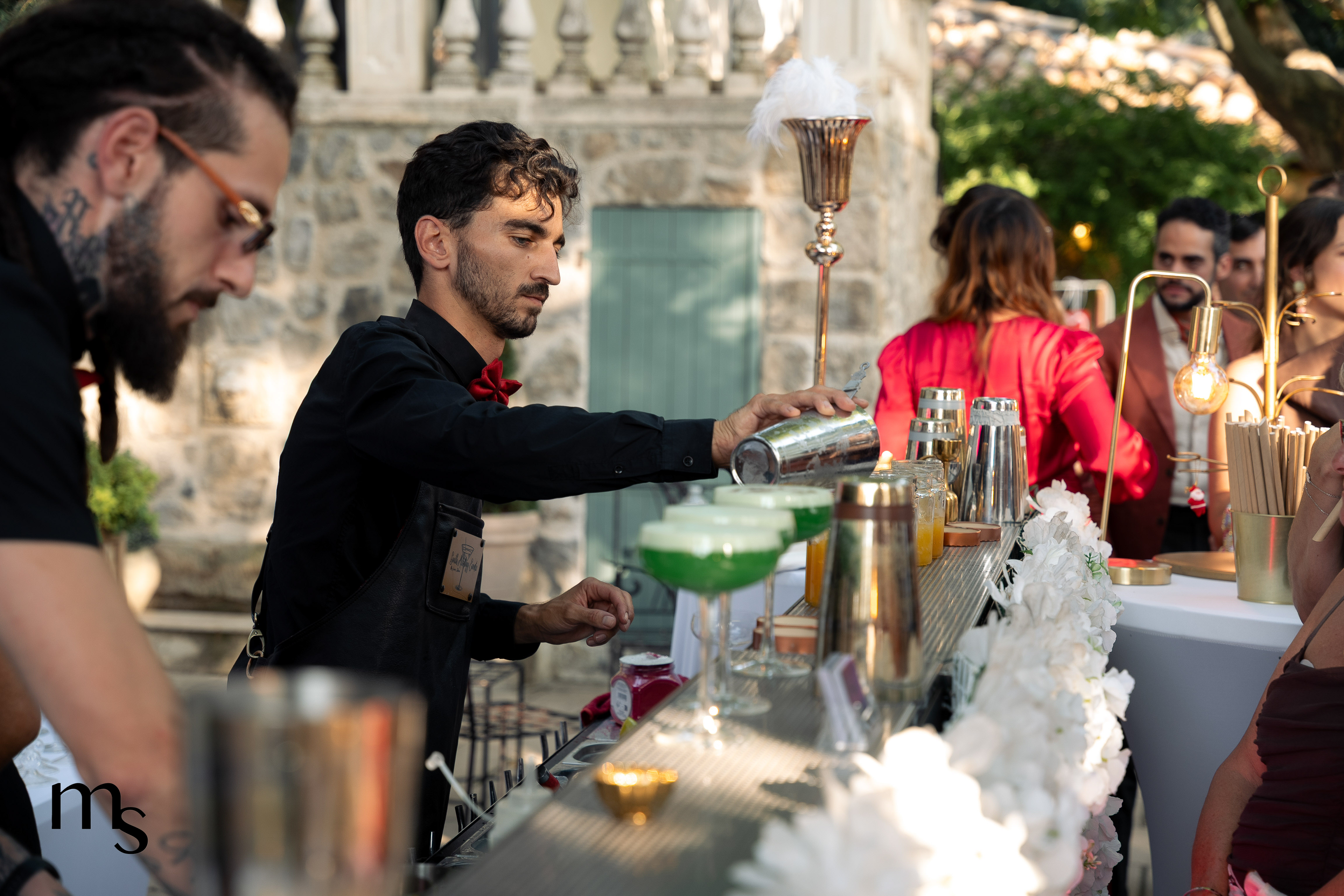 mixologue préparant un cocktail dans un domaine de mariage à Sisteron