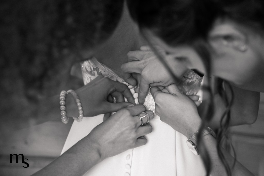 témoins entrain de fermer la robe de mariée, à Eguilles près d'Aix-en-Provence