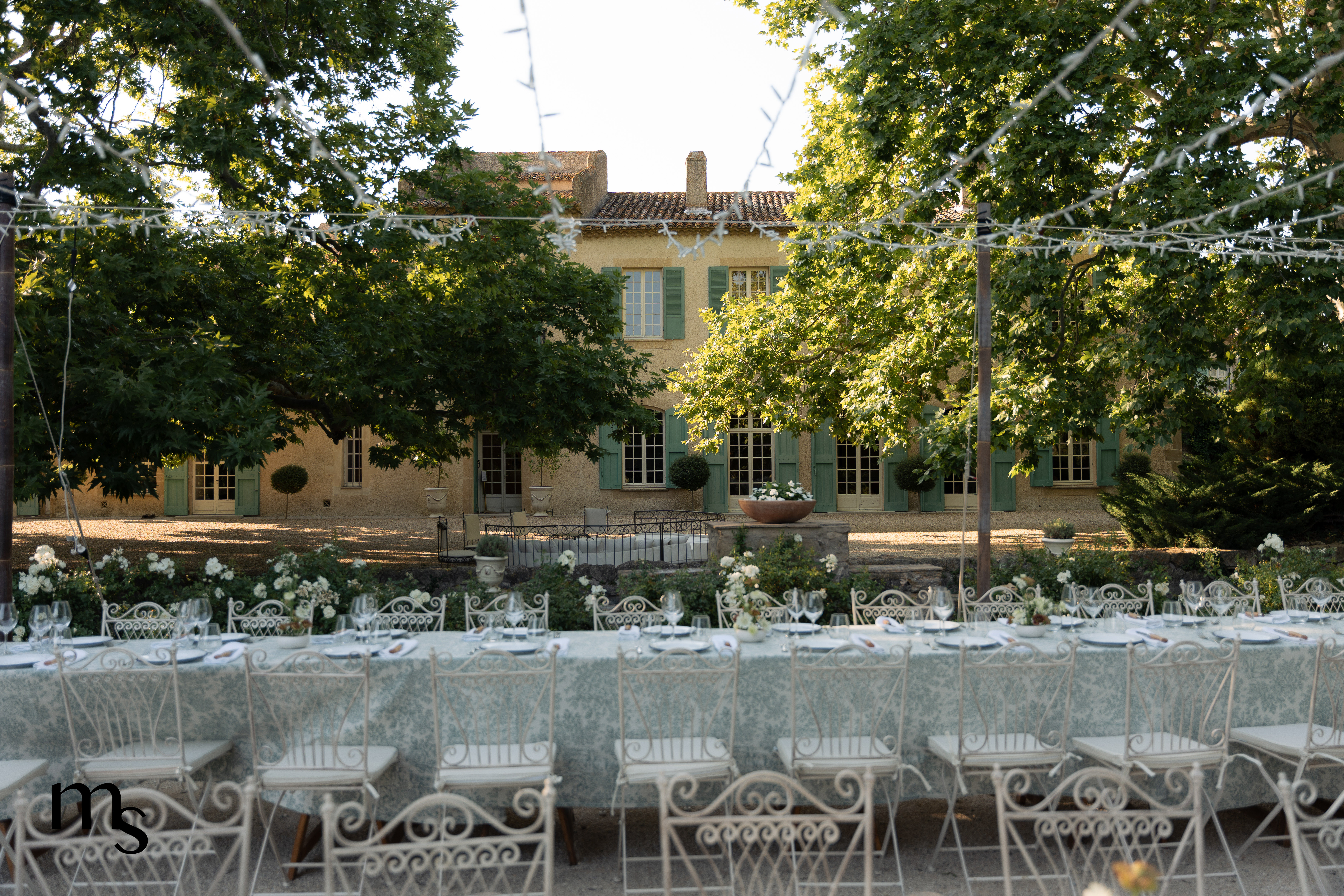 les tables dressées au domaine de Lamanon, dans les Bouches-du-Rhone, pour un welcome dinner