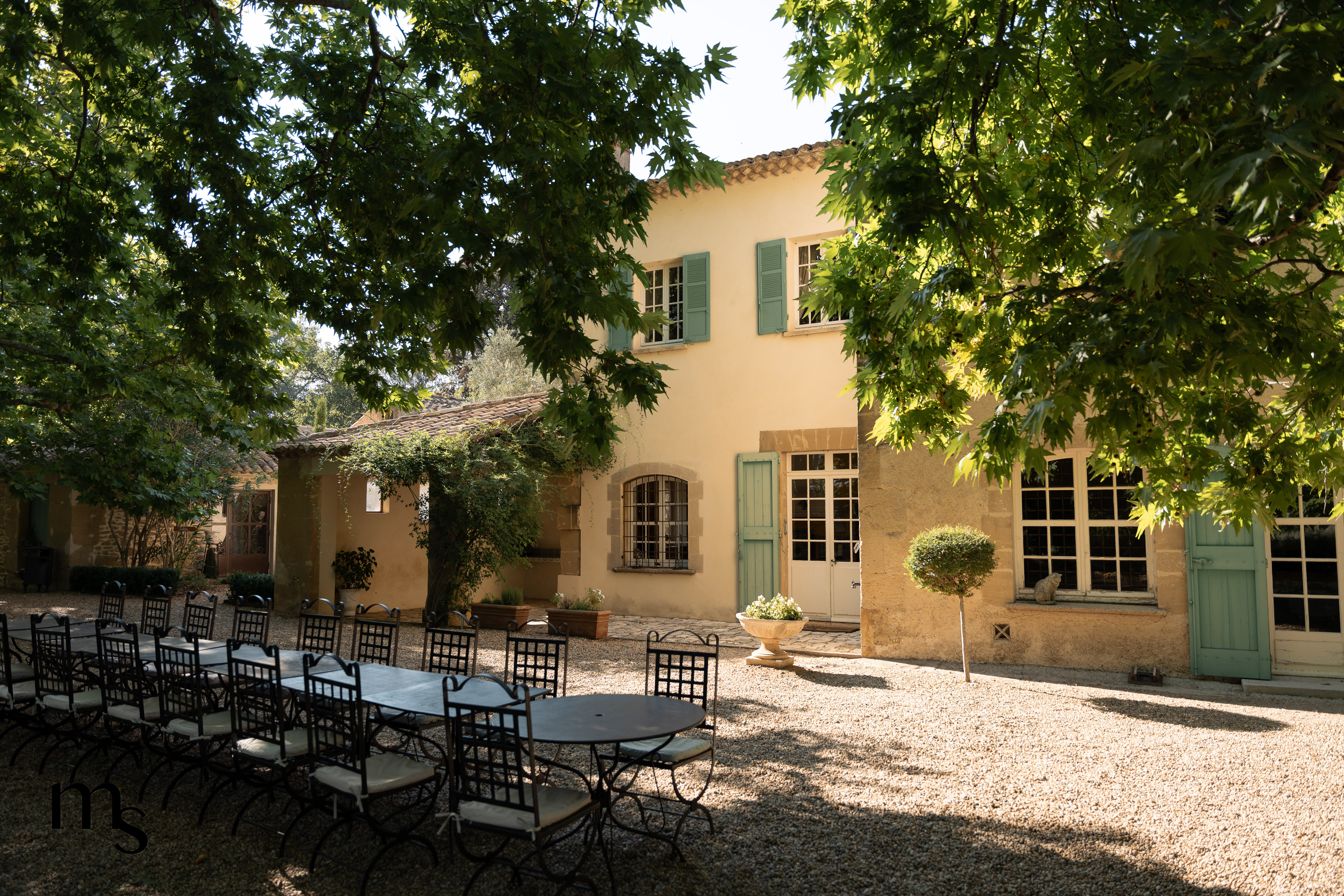 la batisse du domaine de Lamanon, dans les Bouches-du-Rhone