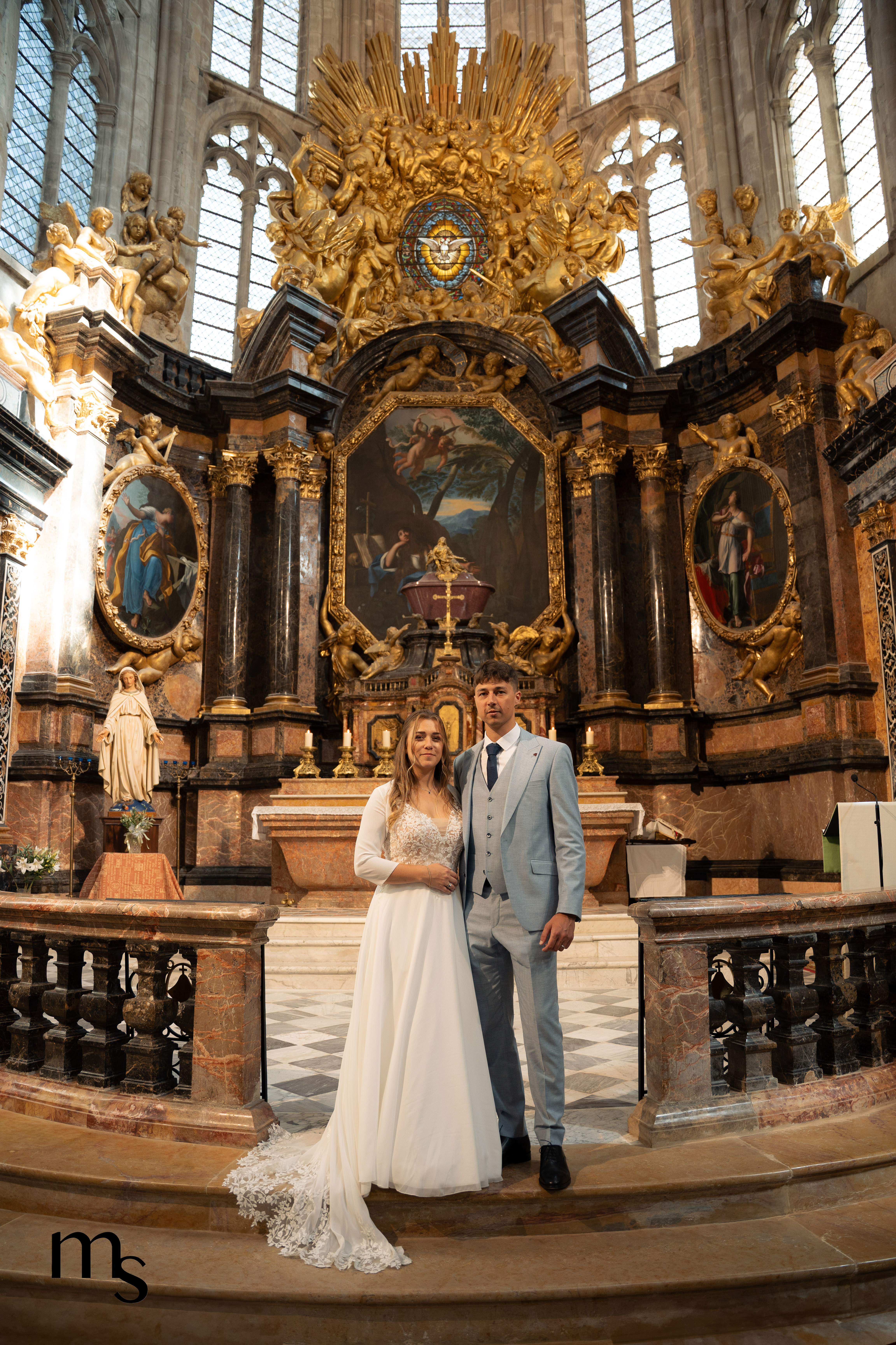 Mariés posant dans la basilique après leur union, dans le Var