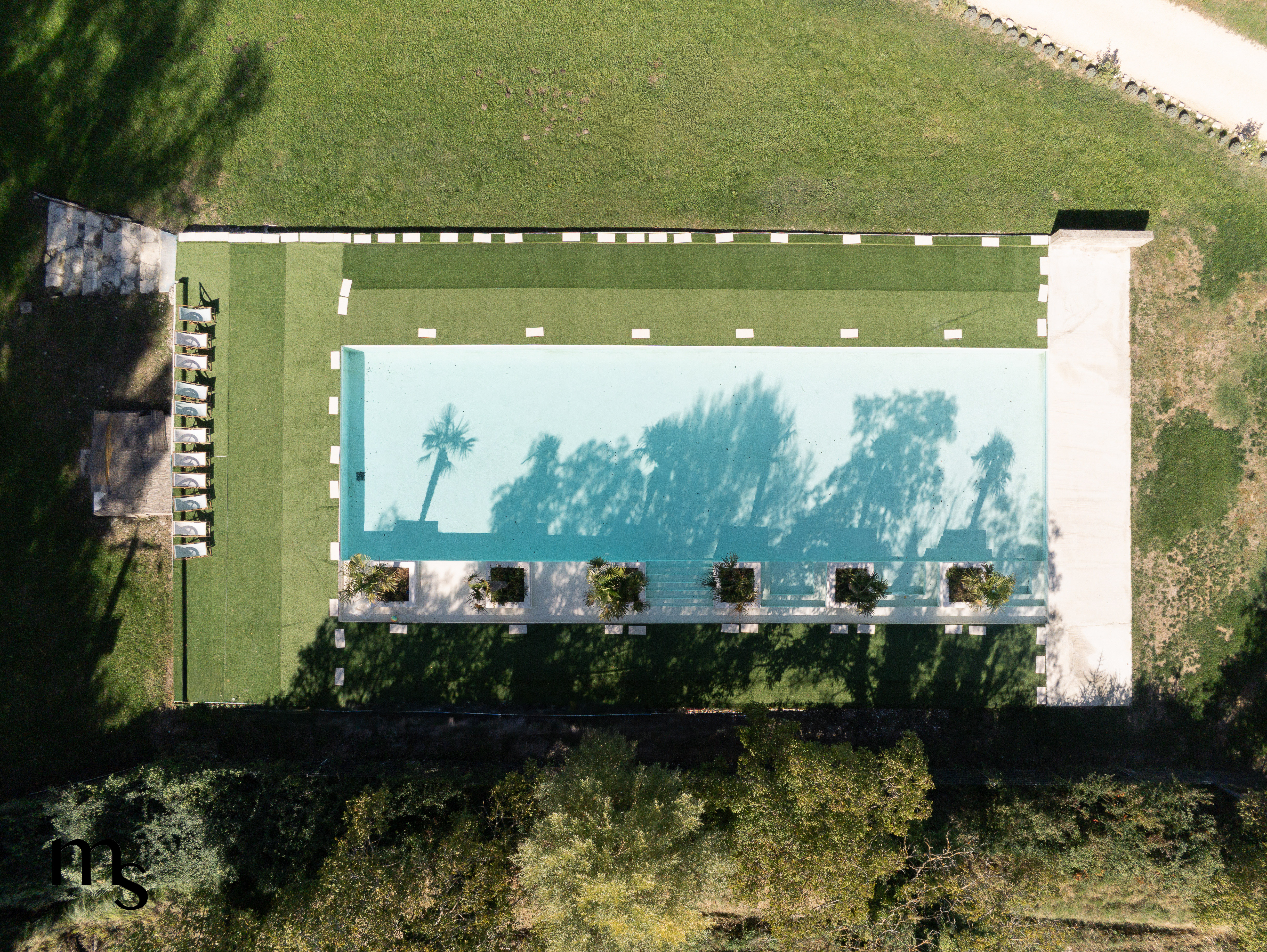 vue aérienne de la piscine du couvent Notre Dame des Prés, photographiée par drone