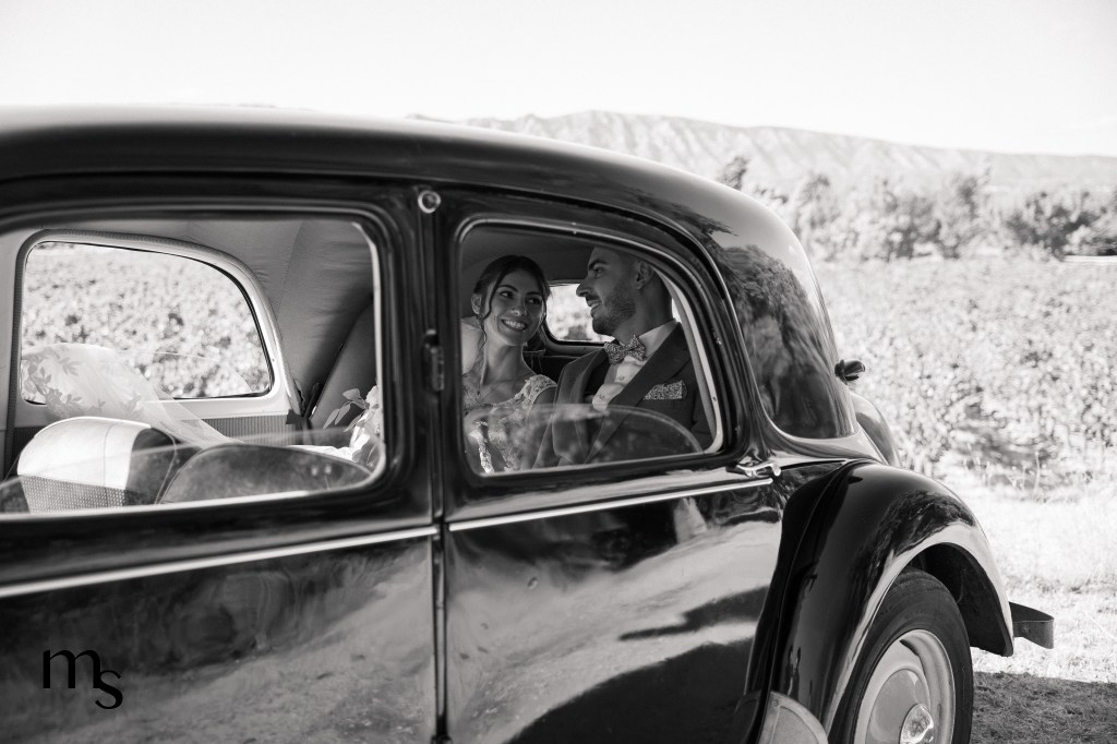 jeunes mariés dans une voiture de collection, au pied de la Sainte Victoire près d'Aix-en-Provence, vue sur les vignes