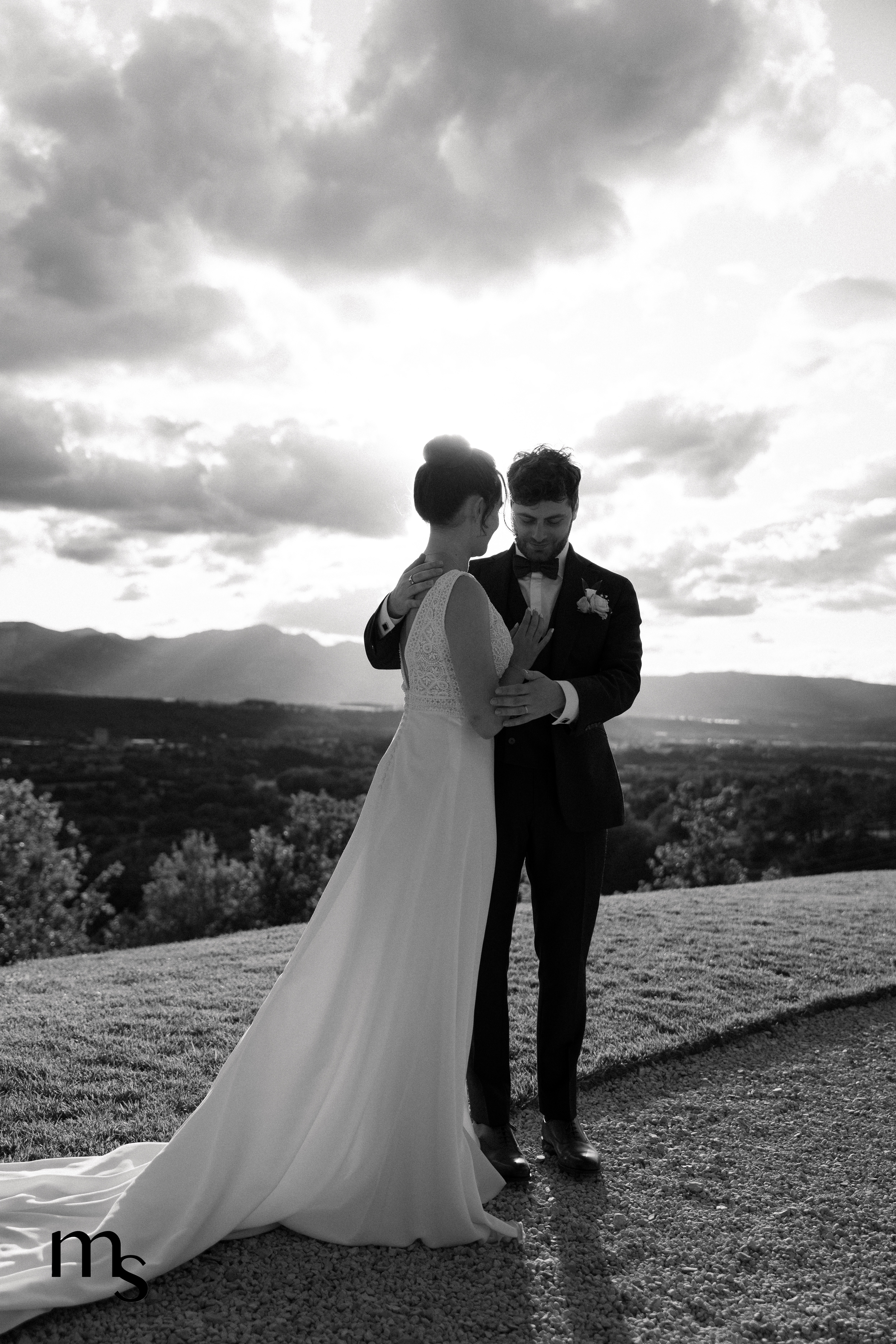 jeune mariés s'enlaçant dans un domaine en Provence