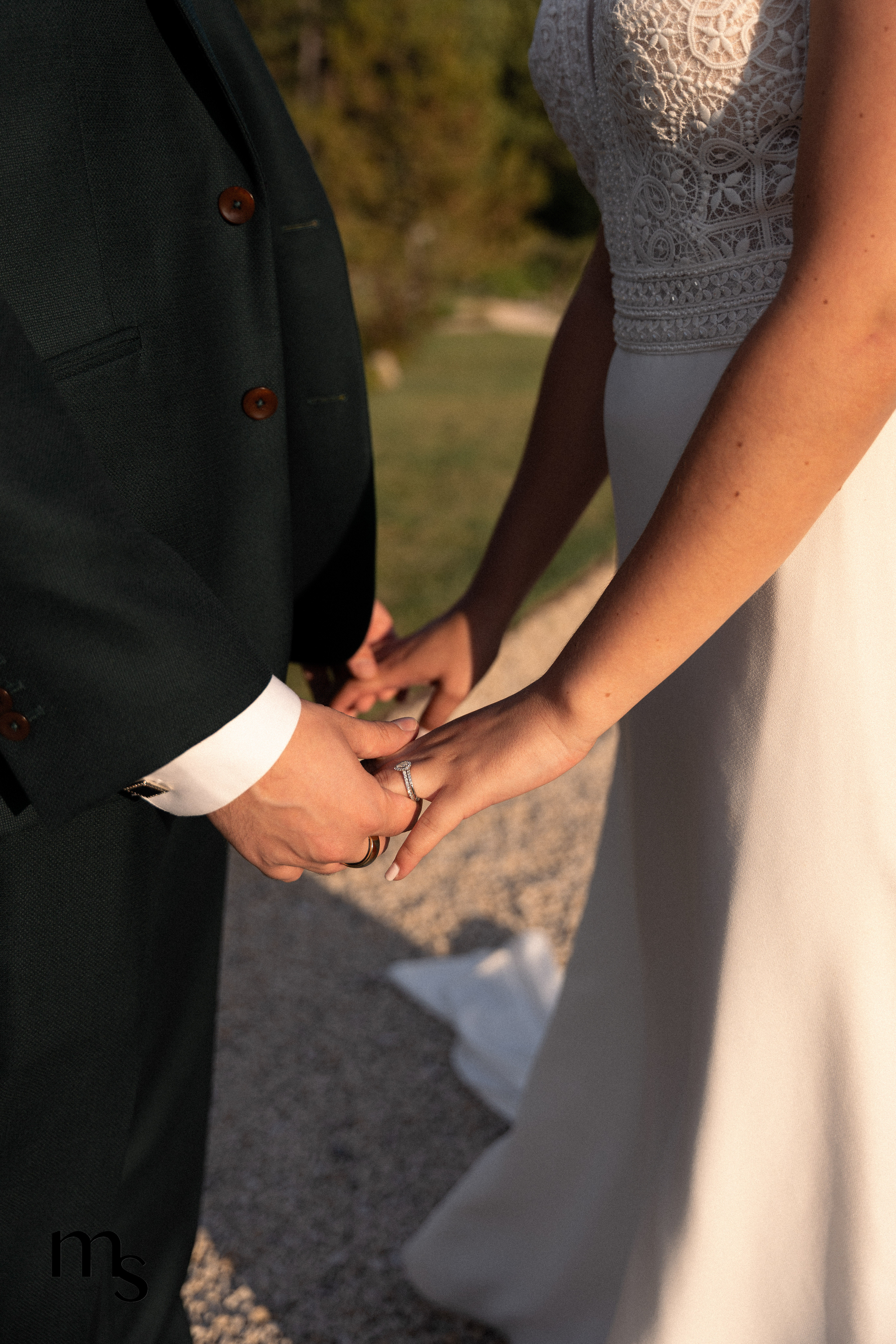 mariés se donnant la main dans un domaine en Provence, détail des alliances