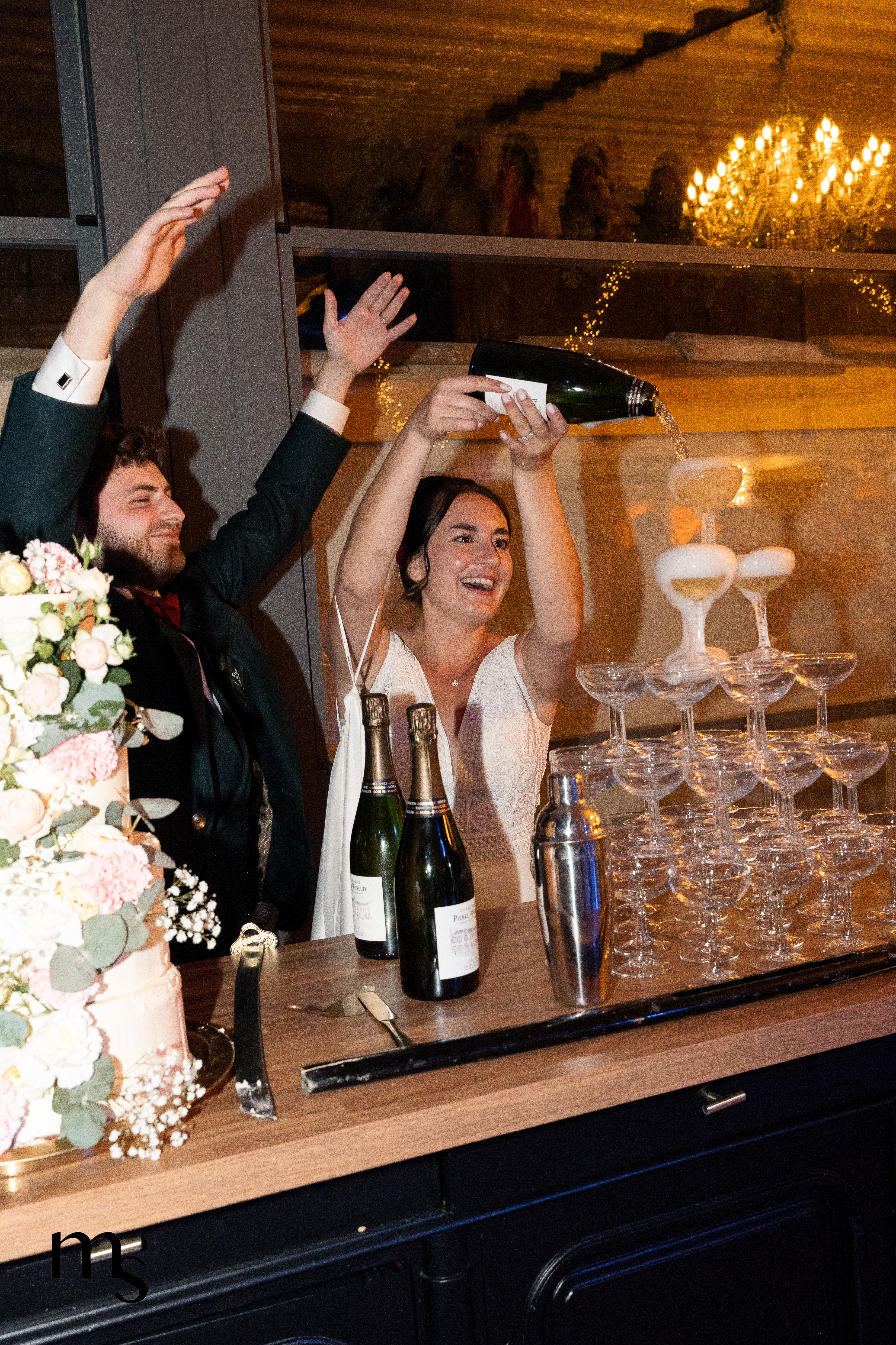 jeunes mariés entrain de servir le champagne, au mas des cinq fontaines