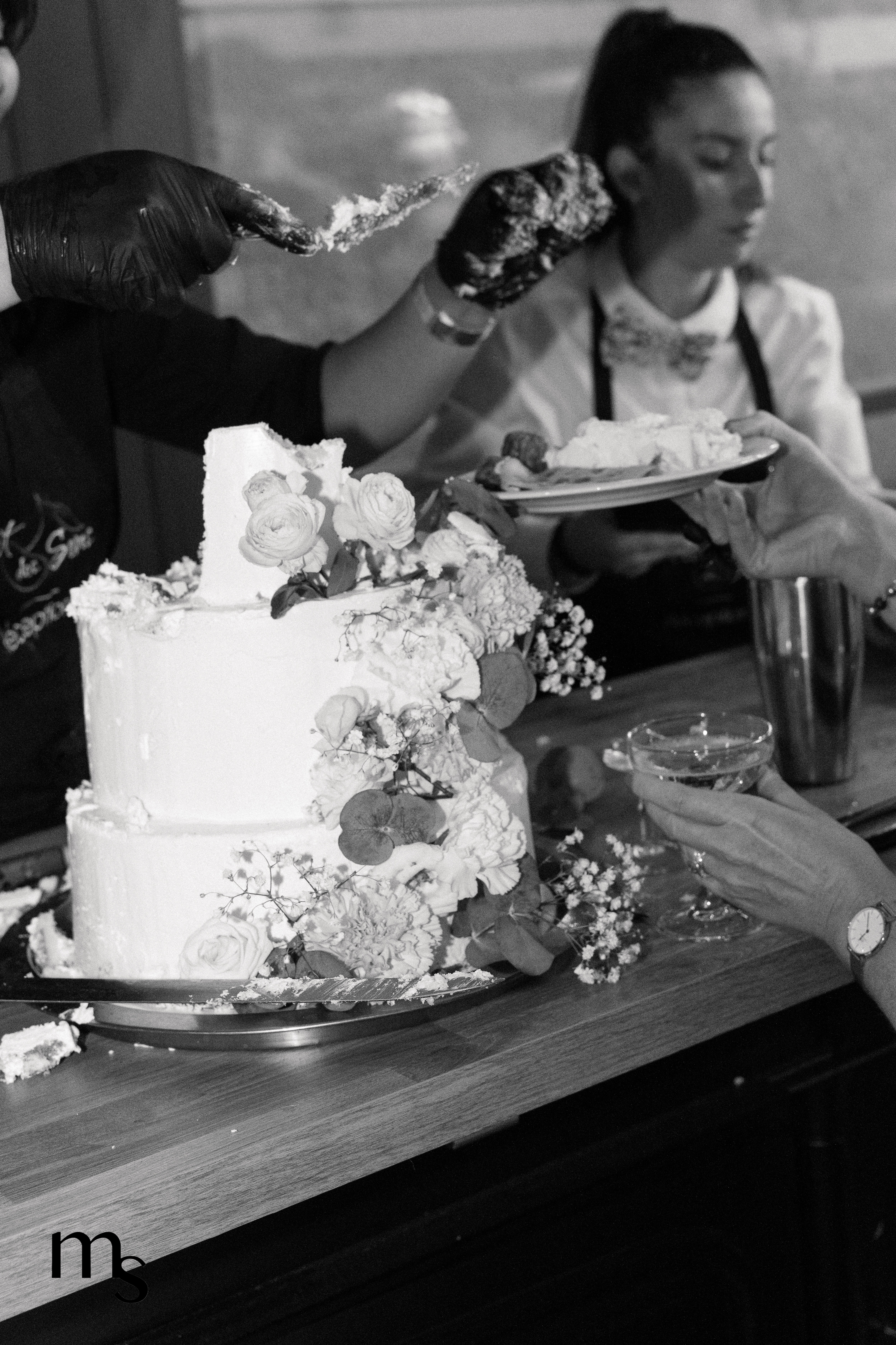 gâteau de mariage entrain d'être découpé au Mas des Cinq Fontaines