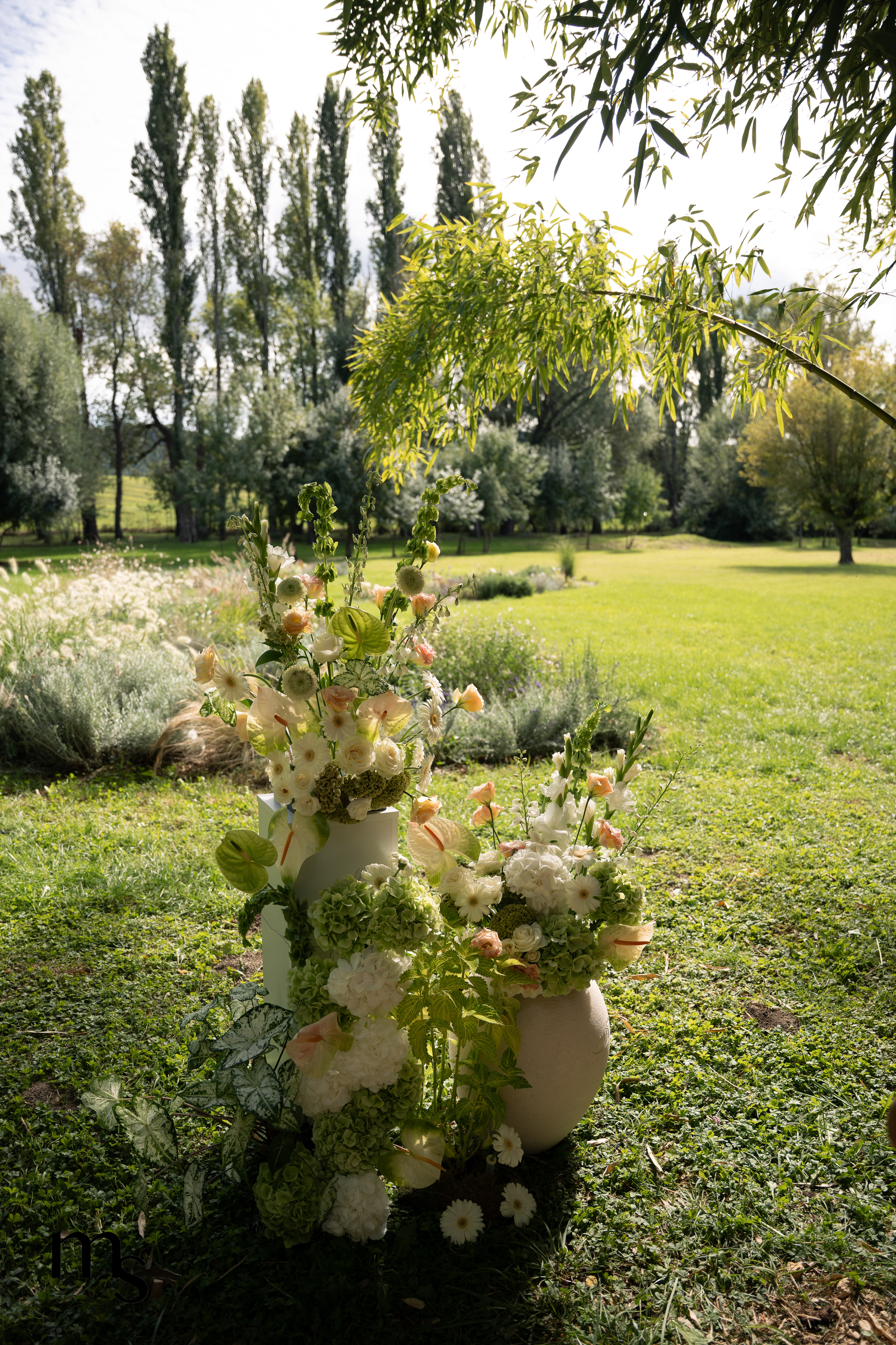 Composition florale lors d'une cérémonie laïque au Couvent Notre Dame des Prés, en Provence