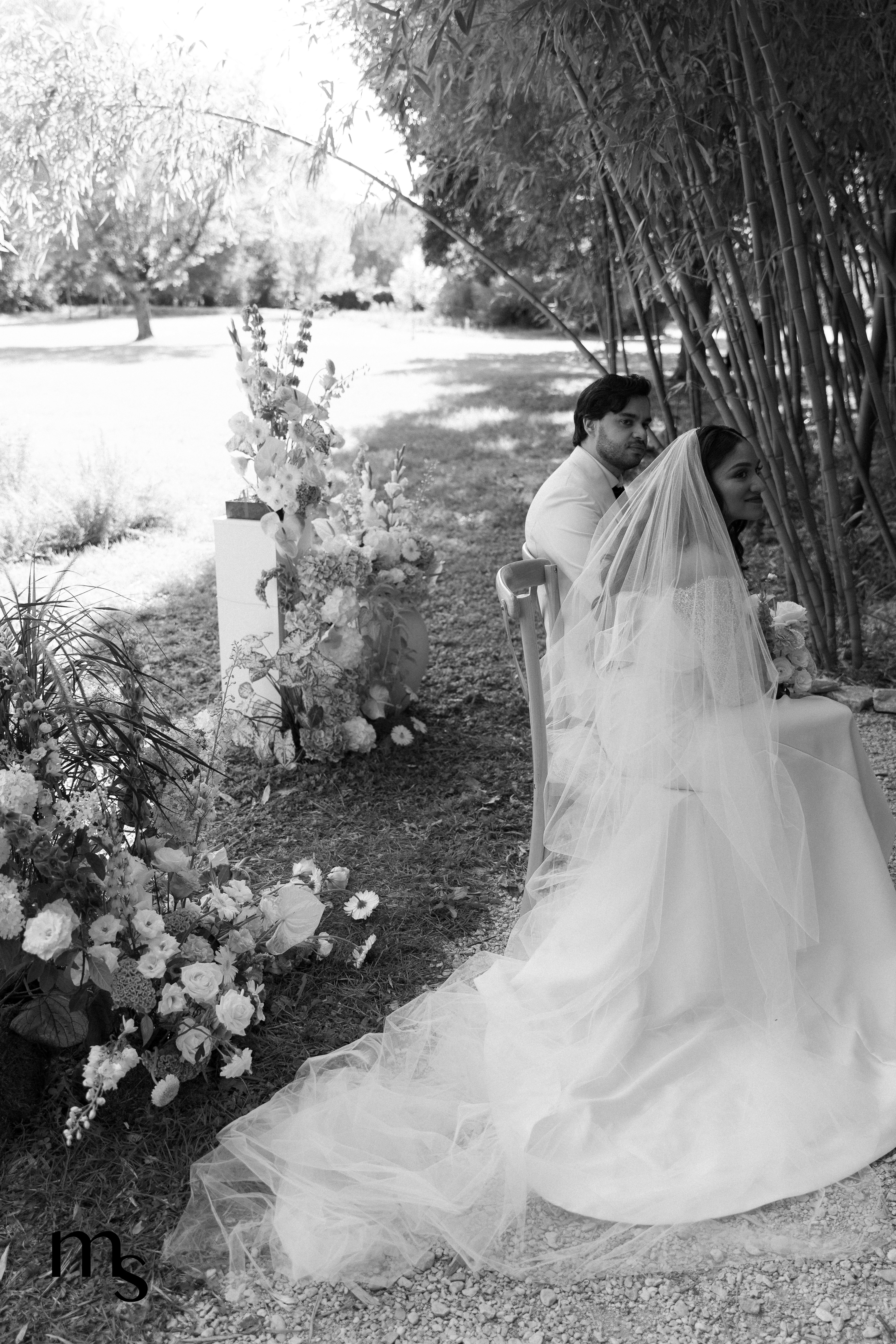 Mariés émus pendant la cérémonie laïque au Couvent Notre Dame des Prés, en Provence