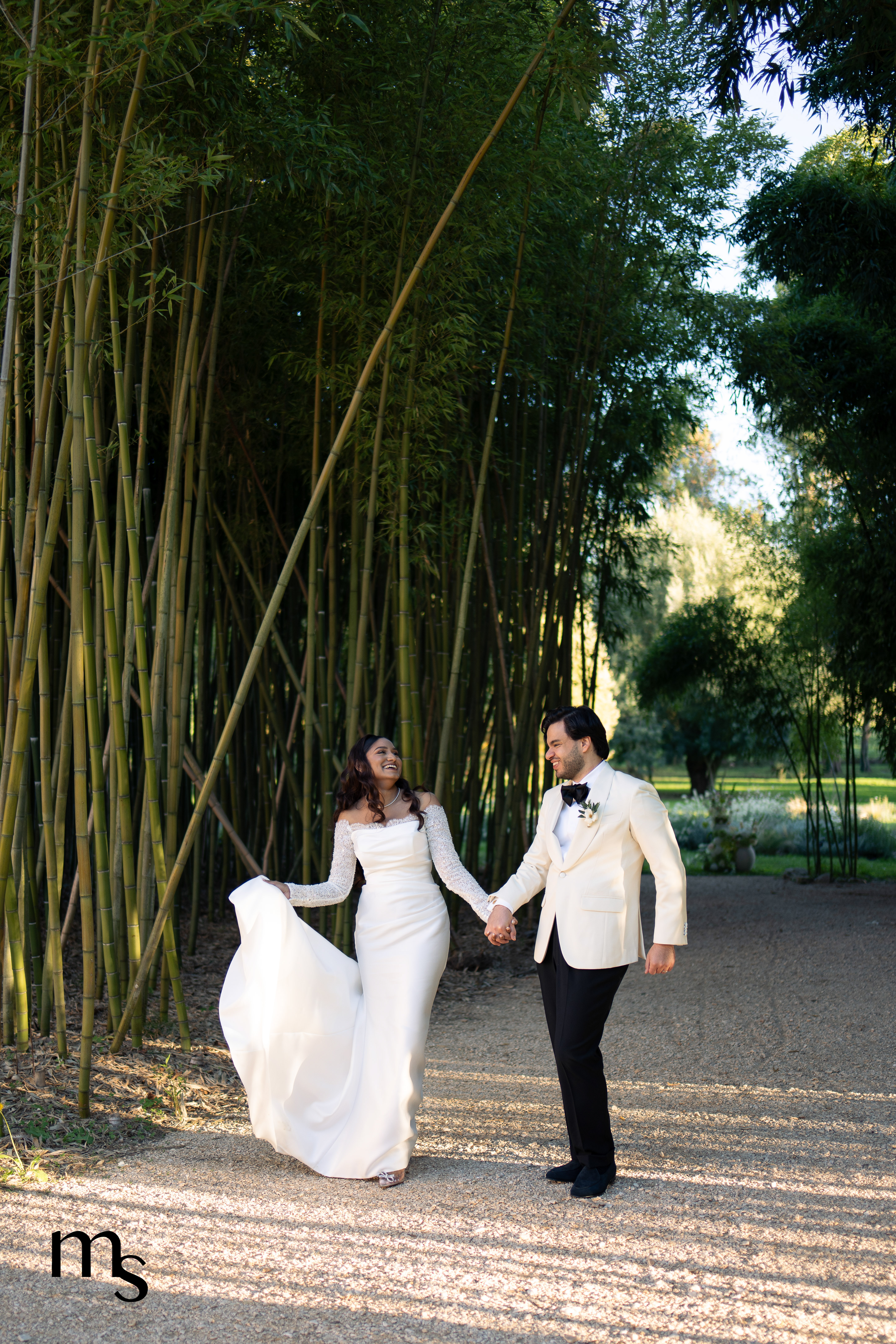 Mariés se donnant la main au Couvent Notre Dame des Prés, en Provence, dans la bambouseraie
