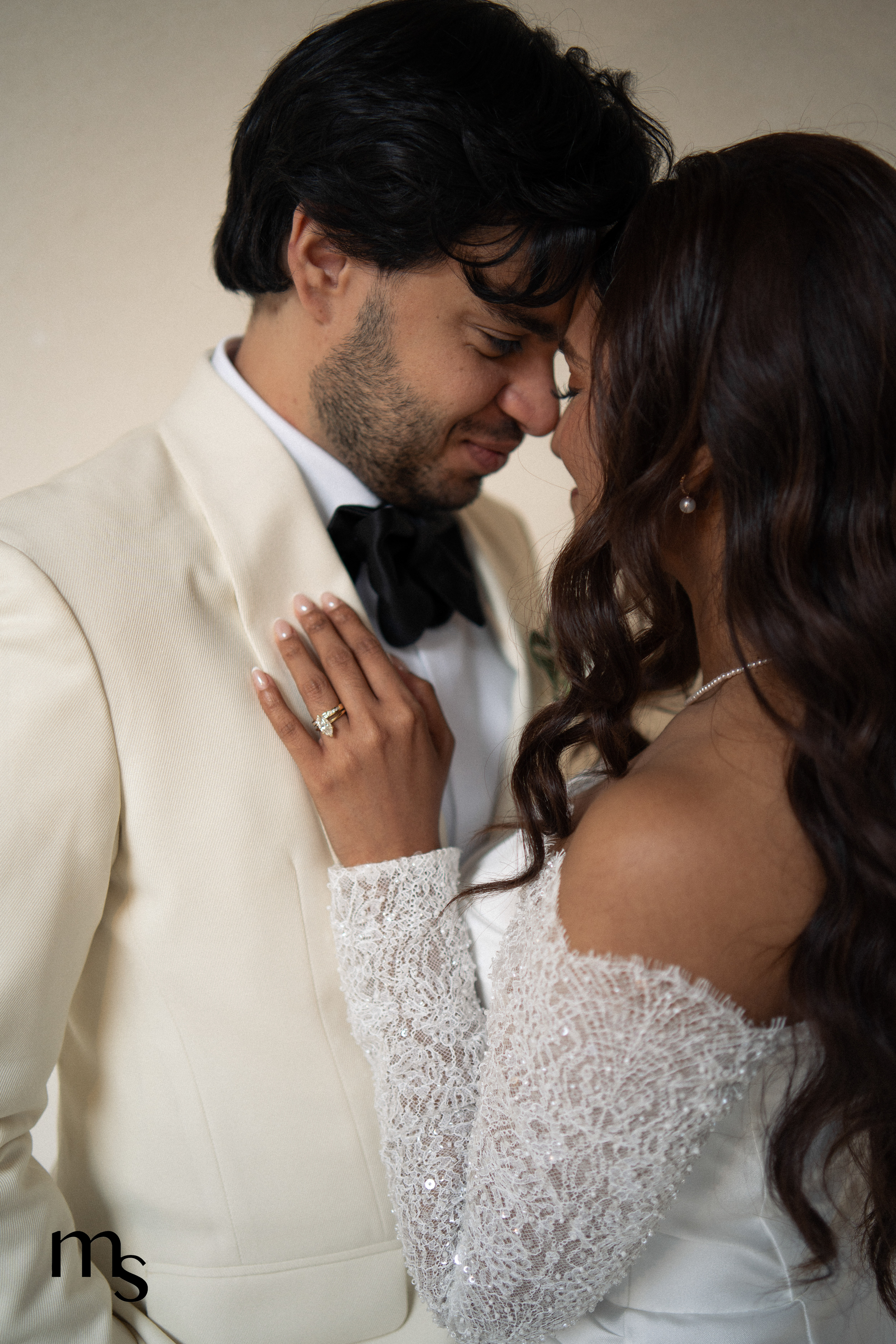 Mariés s'enlaçant au Couvent Notre Dame des Prés, détails de la bague