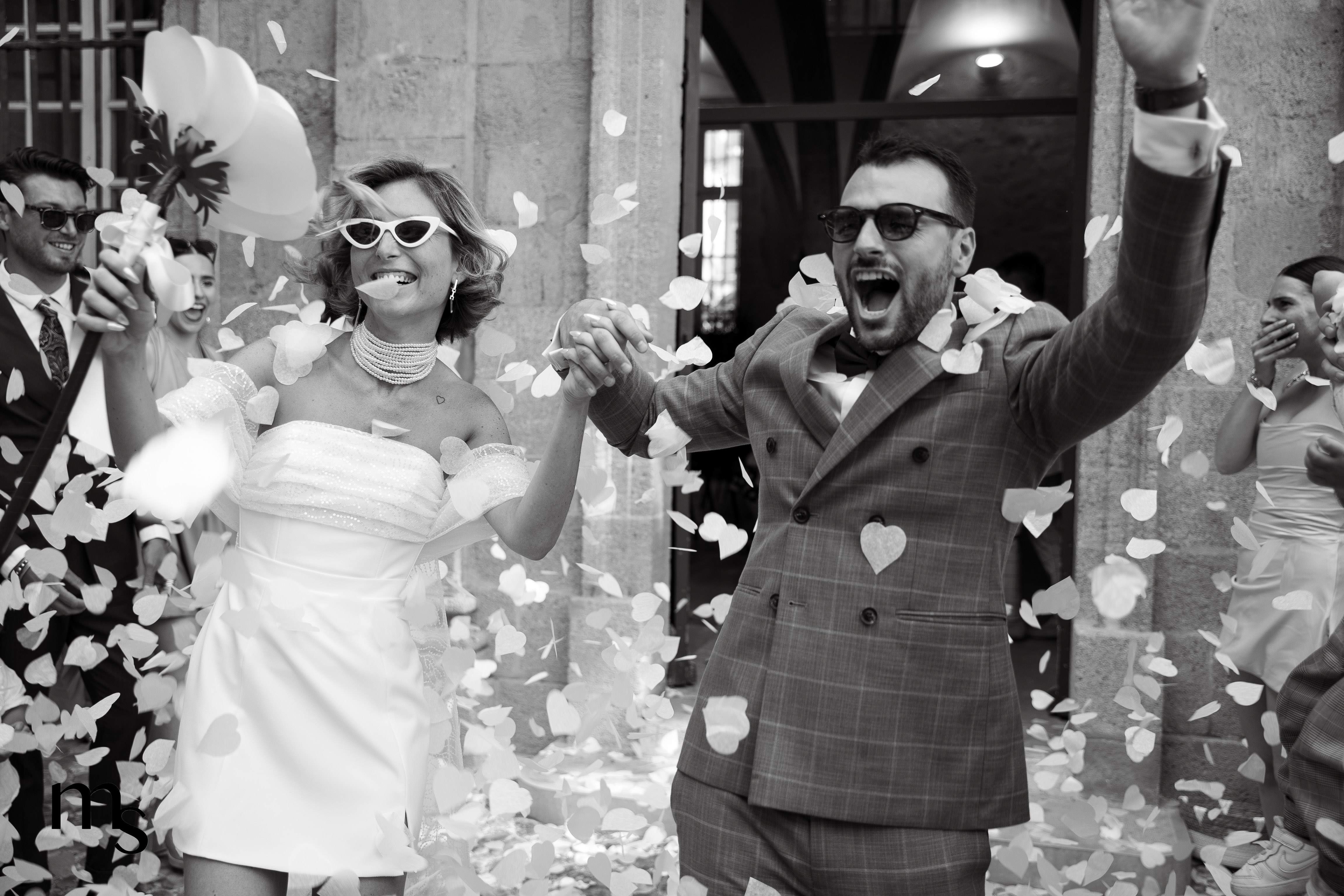 sortie festive des mariés de l'hôtel de ville d'Aix-en-Provence avec lancé de pétales de fleurs