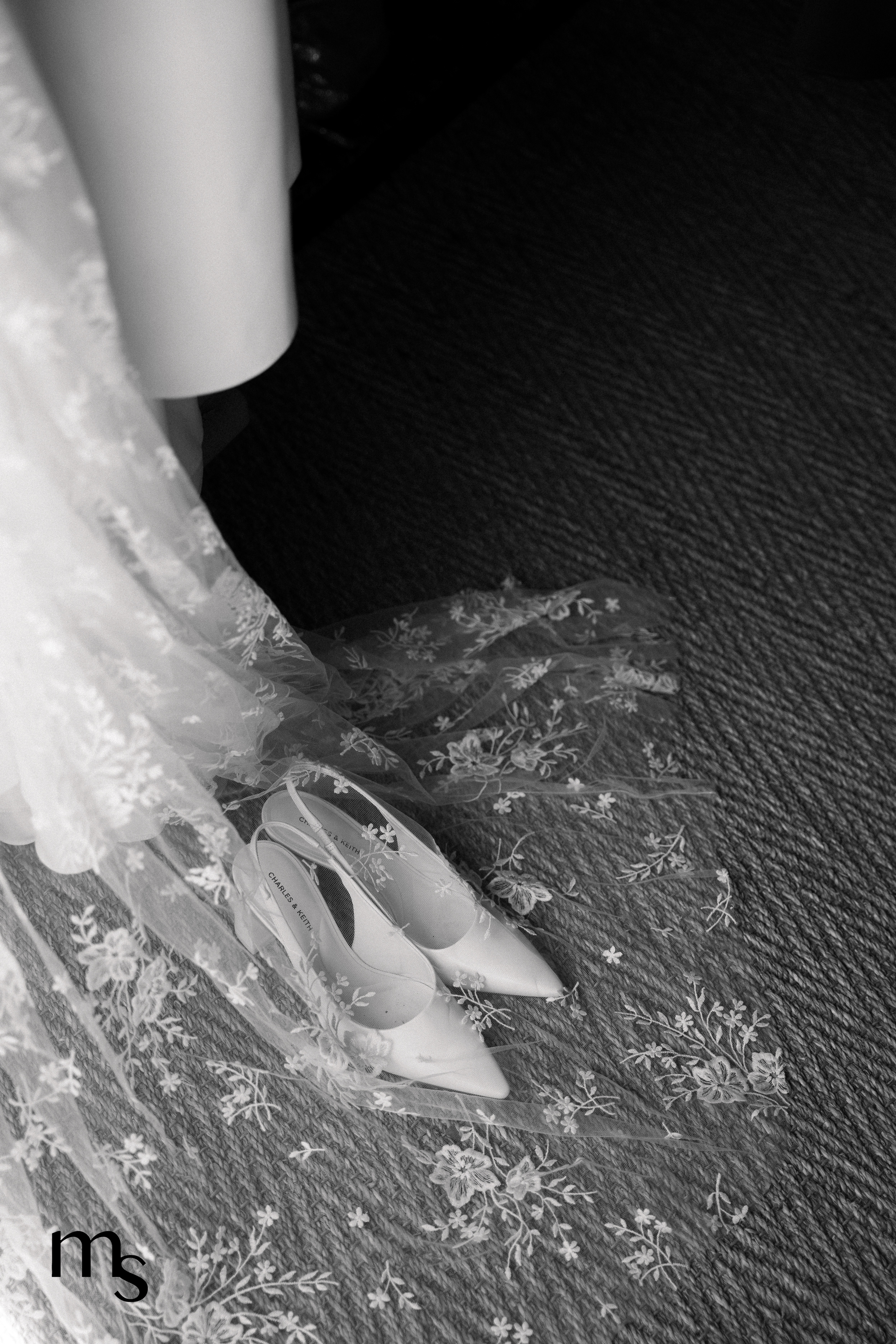 chaussures et voile de la mariée, dans un domaine en Provence près d'Arles