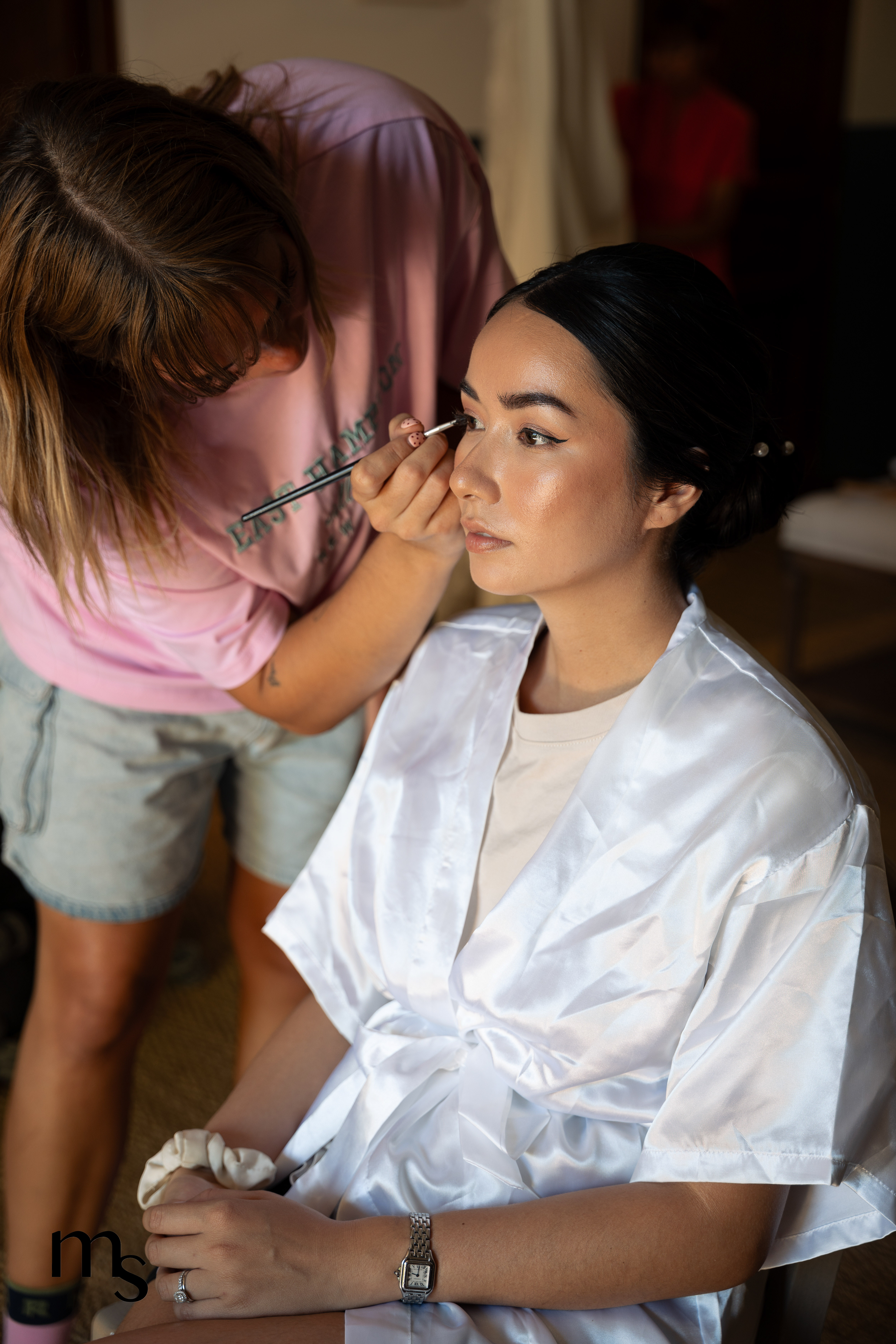 mariée entrain de se faire maquiller dans un domaine en Provence près d'Arles
