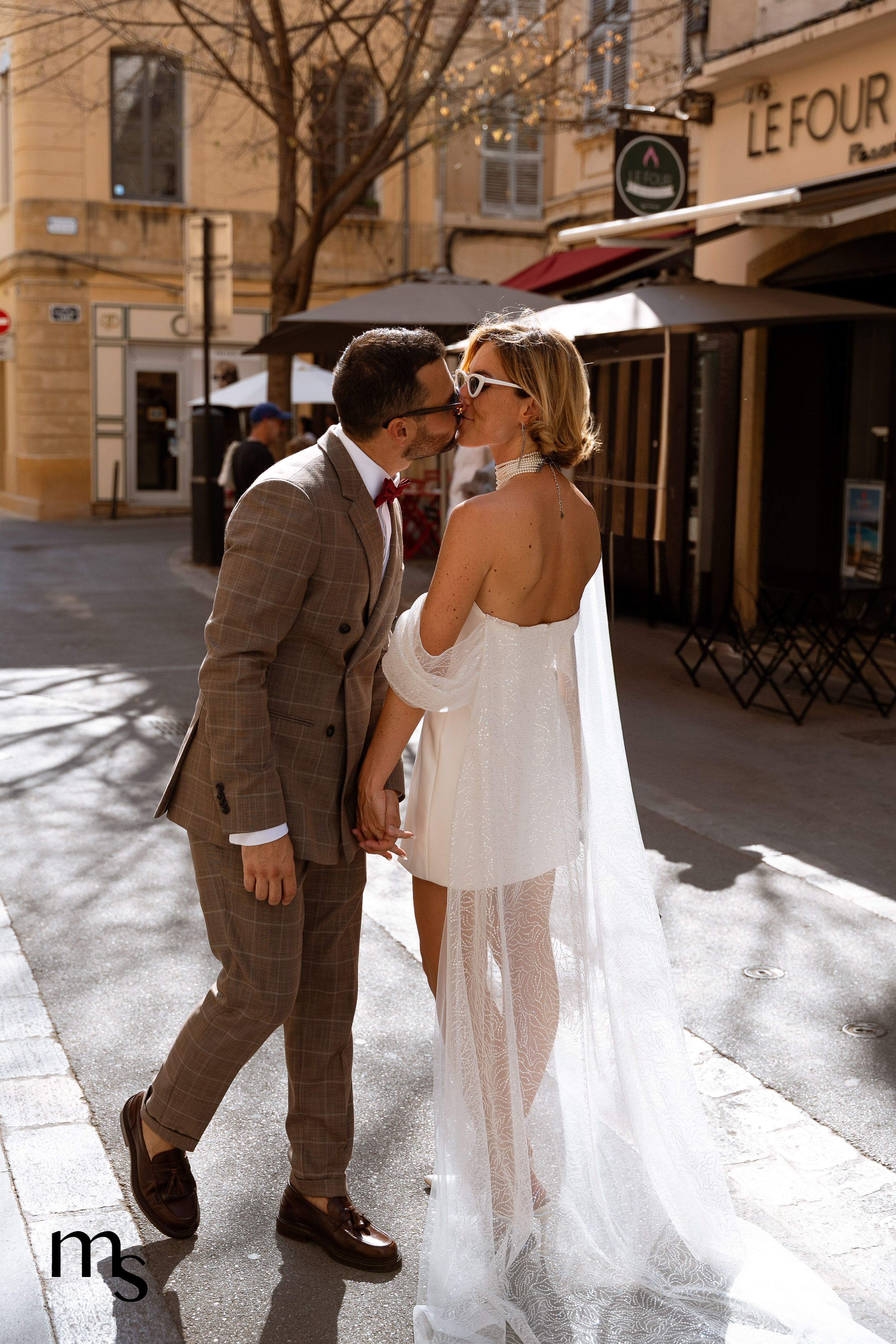 Jeunes mariés s'embrassant dans les rues d'Aix-en-Provence