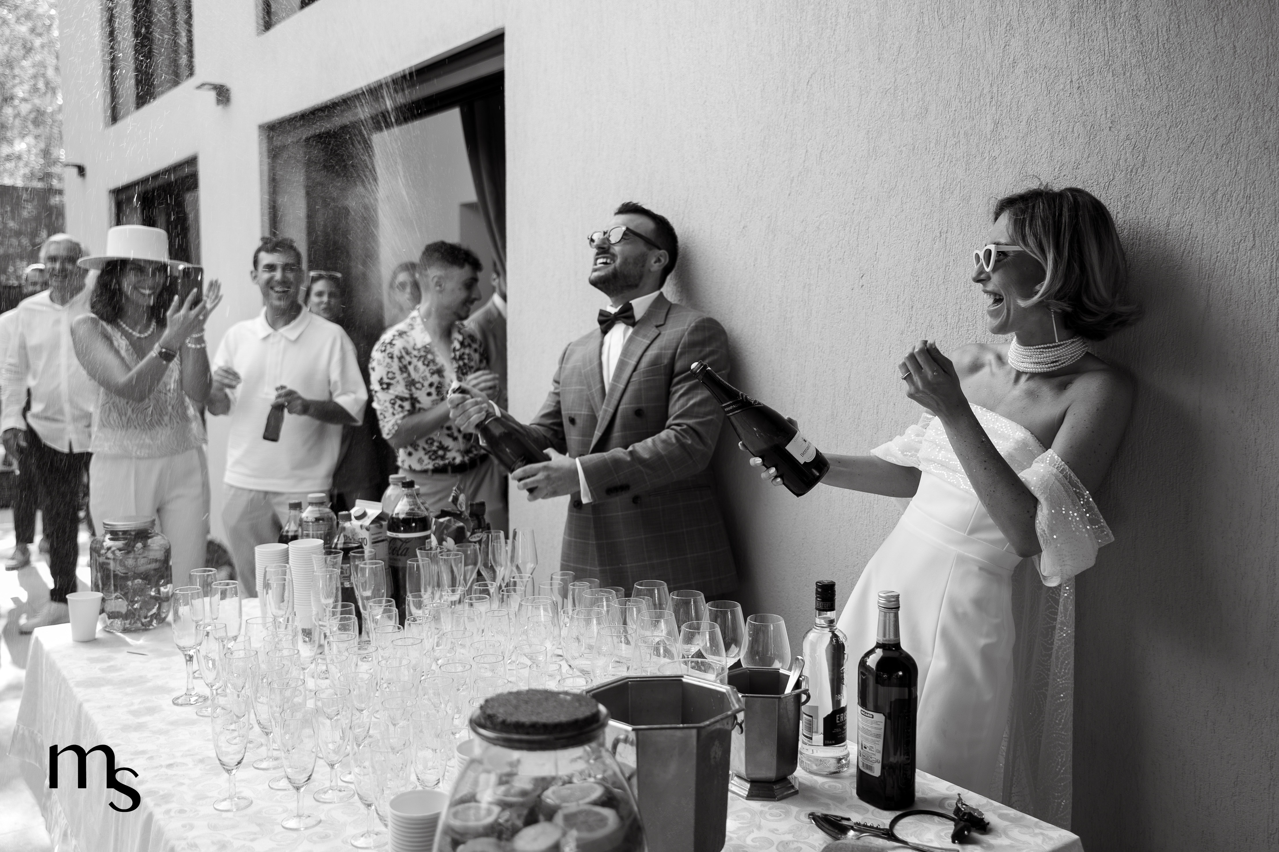 ouverture festive du champagne par les mariés à Aix-en-Provence