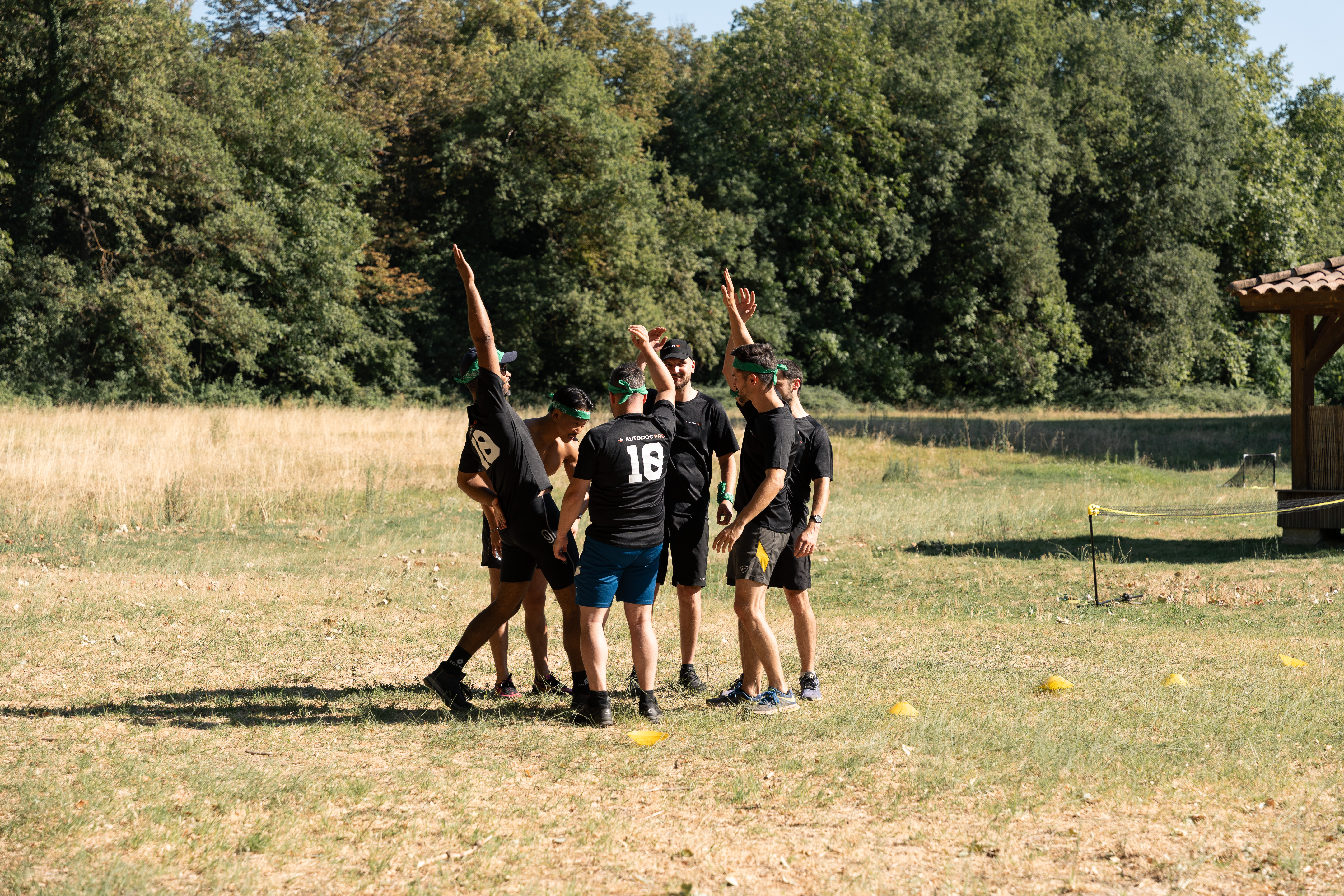 Equipe s'encourageant lors d'un team building au Moulin de Vernègues à Mallemort