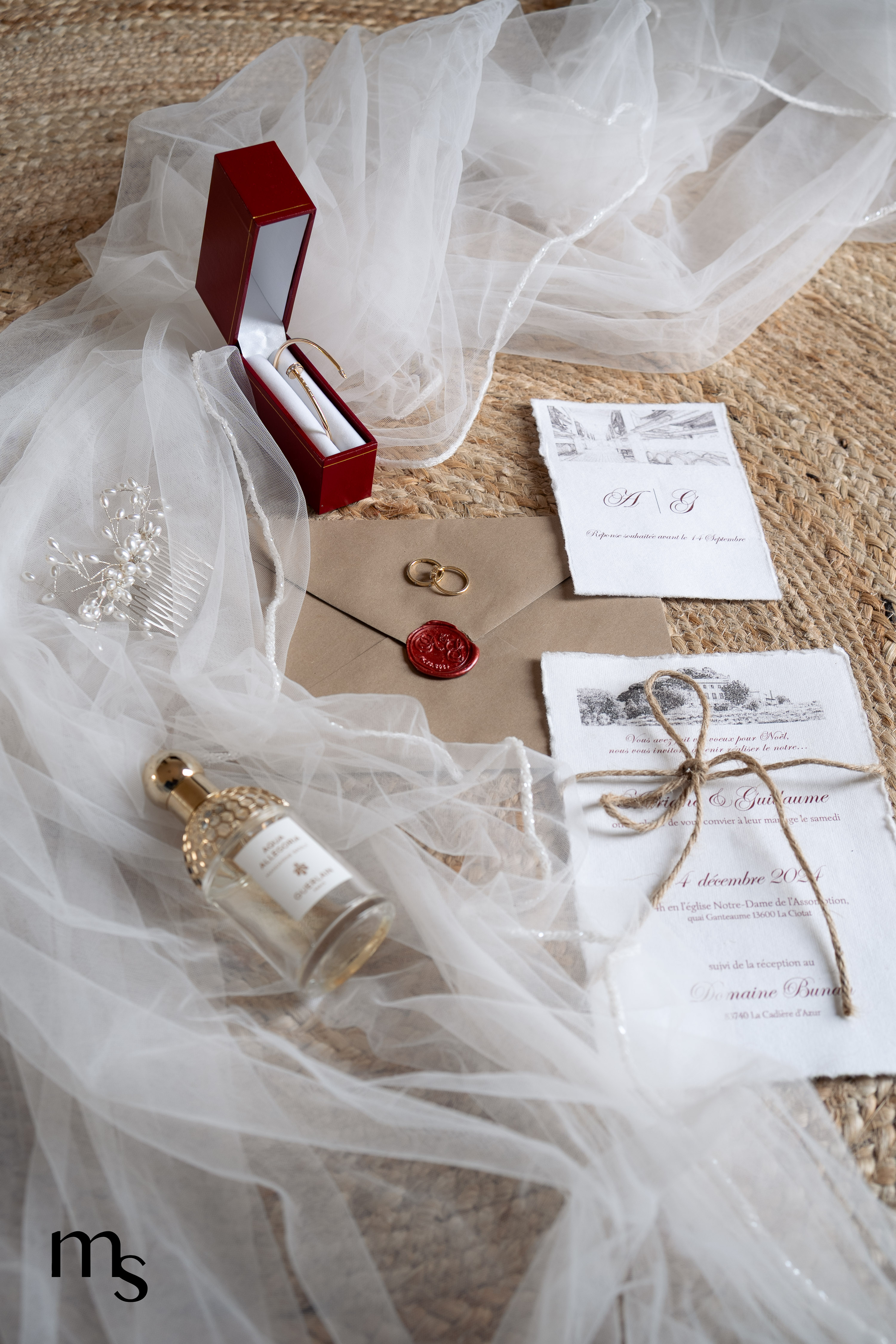 faire parts et accessoires de la mariée (voile, bague de fiançailles, parfum...) photographiés façon flatlay