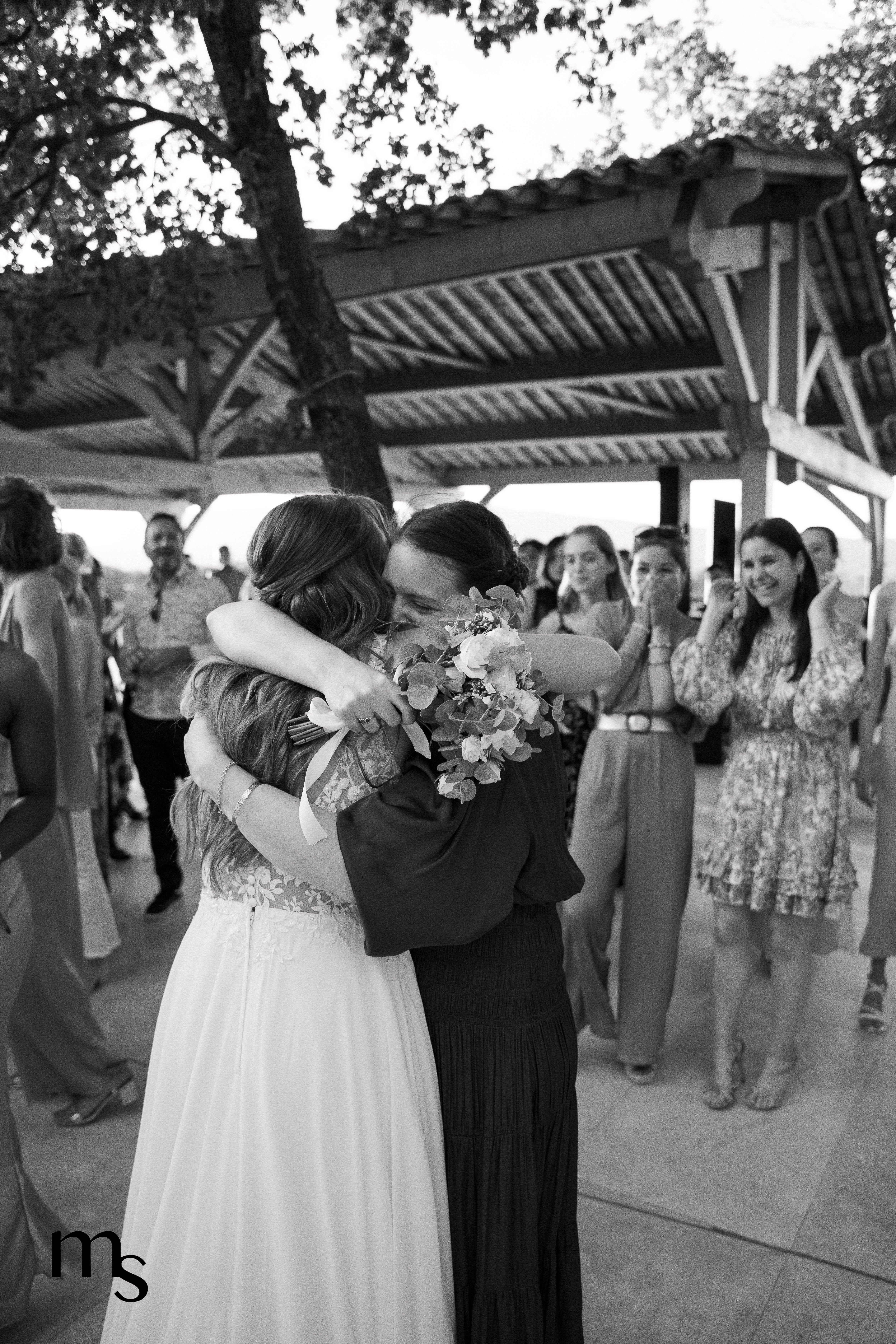 mariée et invitée s'enlaçant, au château de Roquefeuille en Provence