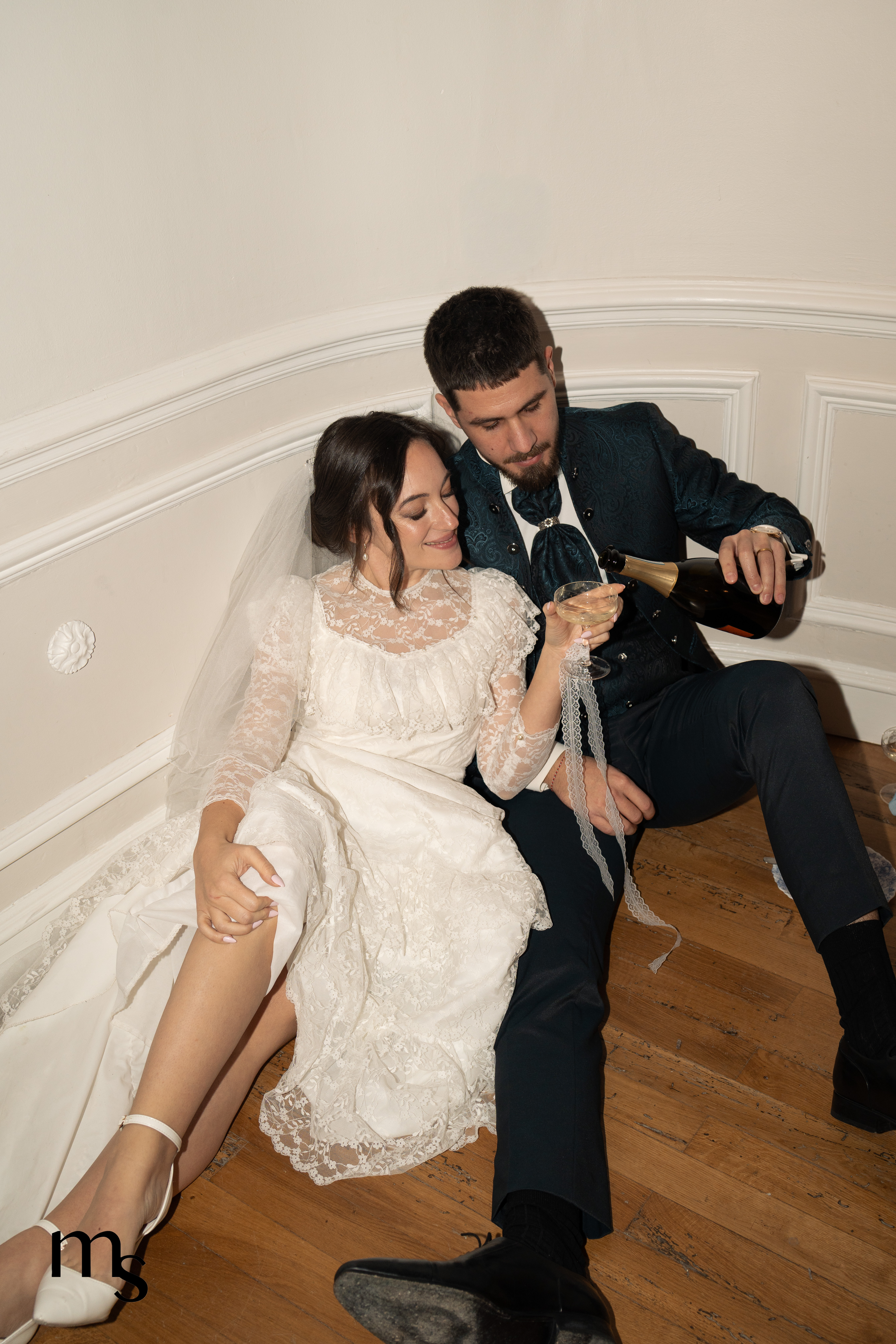 mariés assis par terre au chateau de la Beaumetane en Provence entrain de boire du champagne