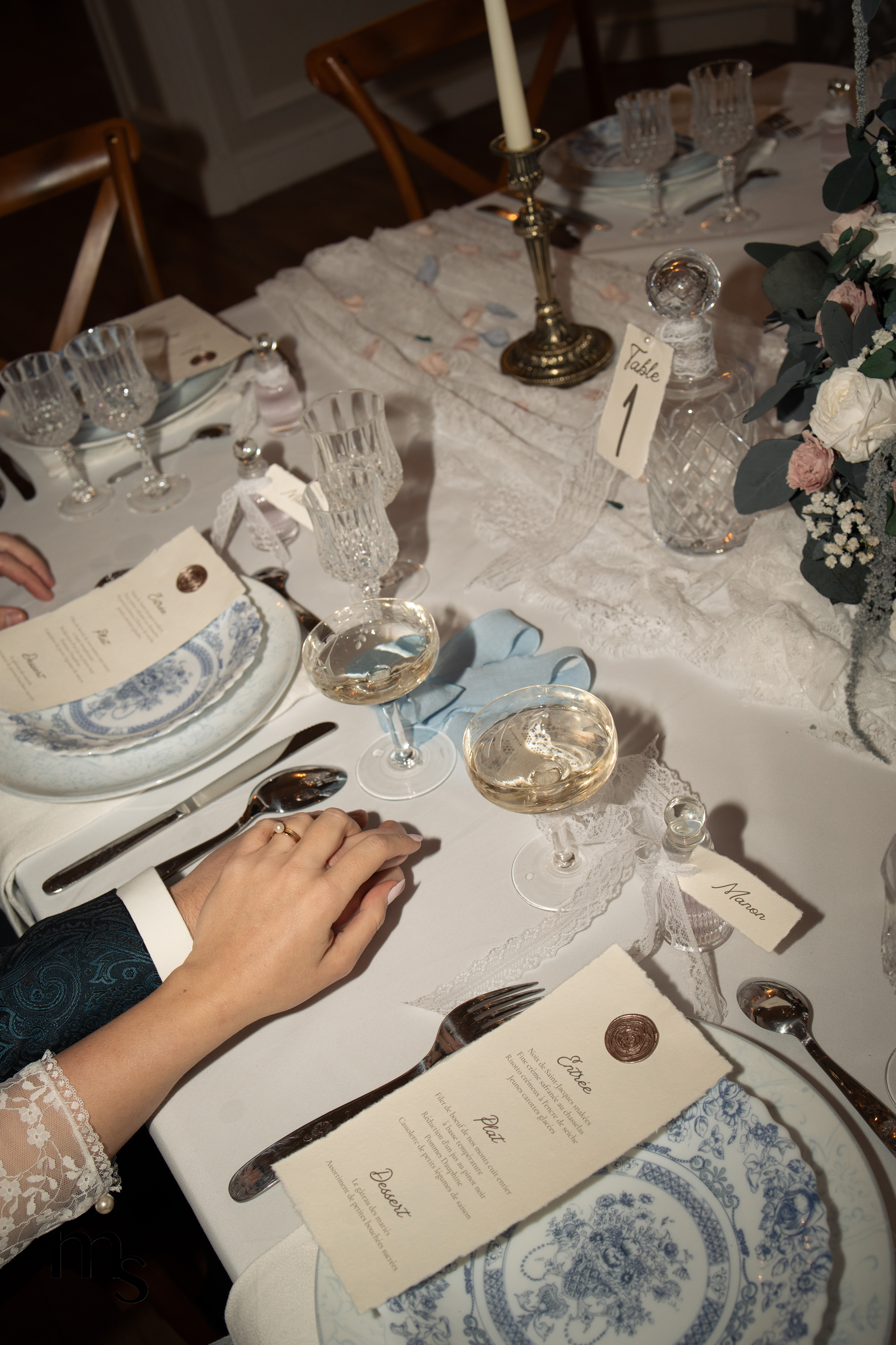 mains jointes sur une table de mariage