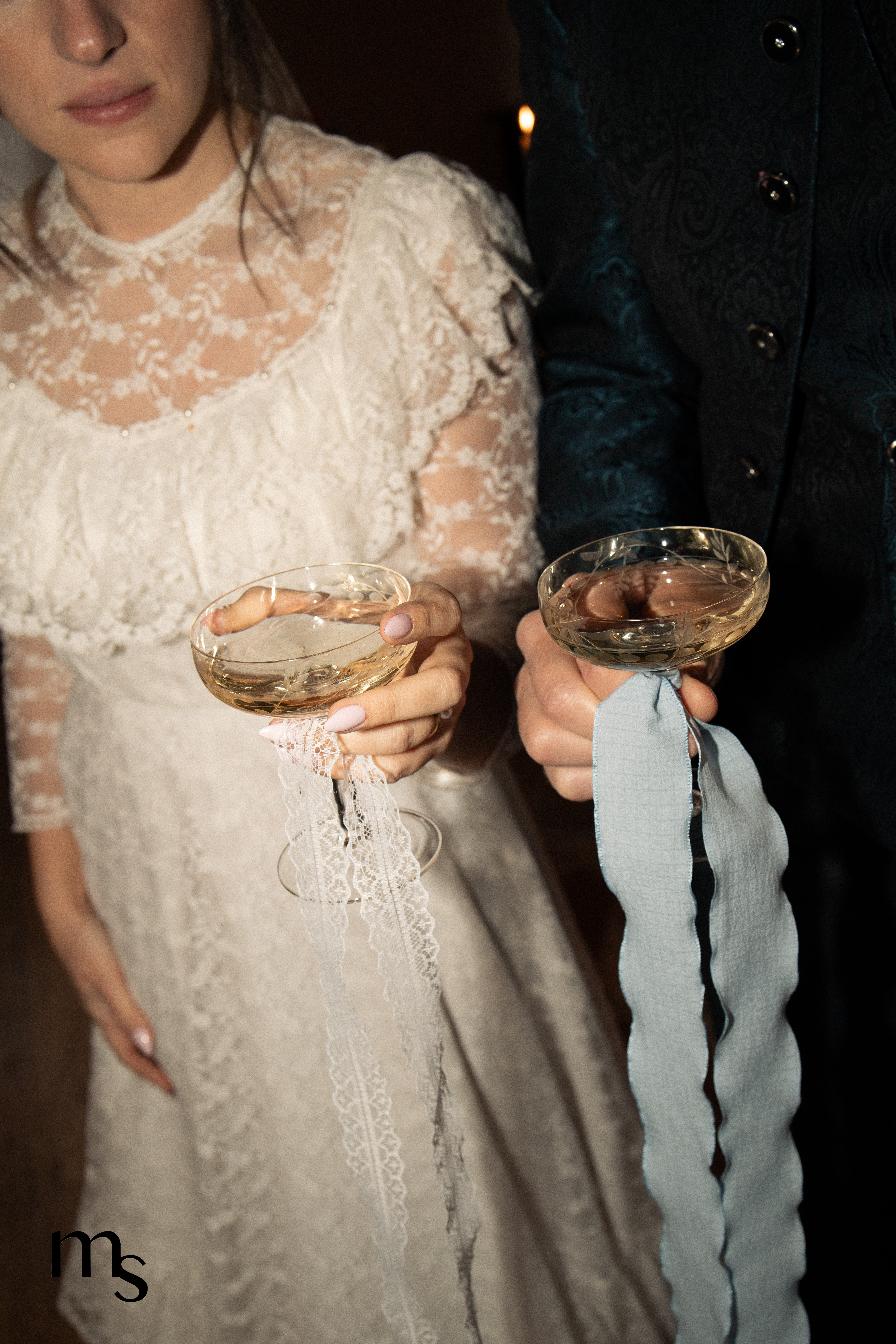 mariés entrain de trinquer avec leur coupe de champagne